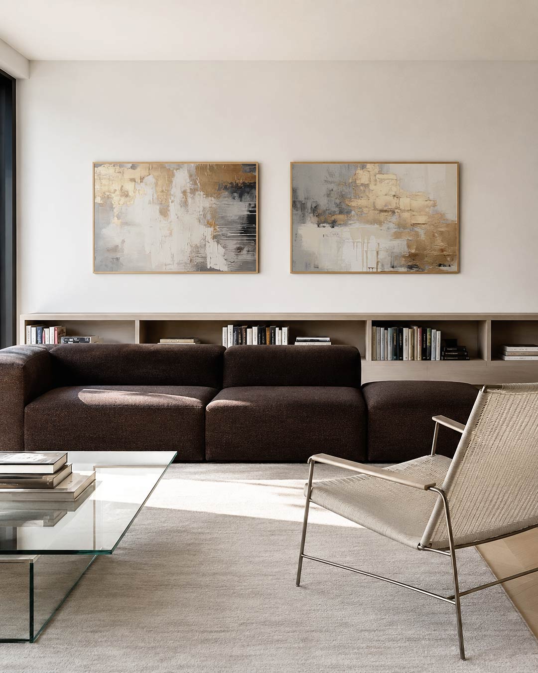 Twee liggende posters met een spel van gouden en witte vegen op een grijze achtergrond, aan de muur in een interieur