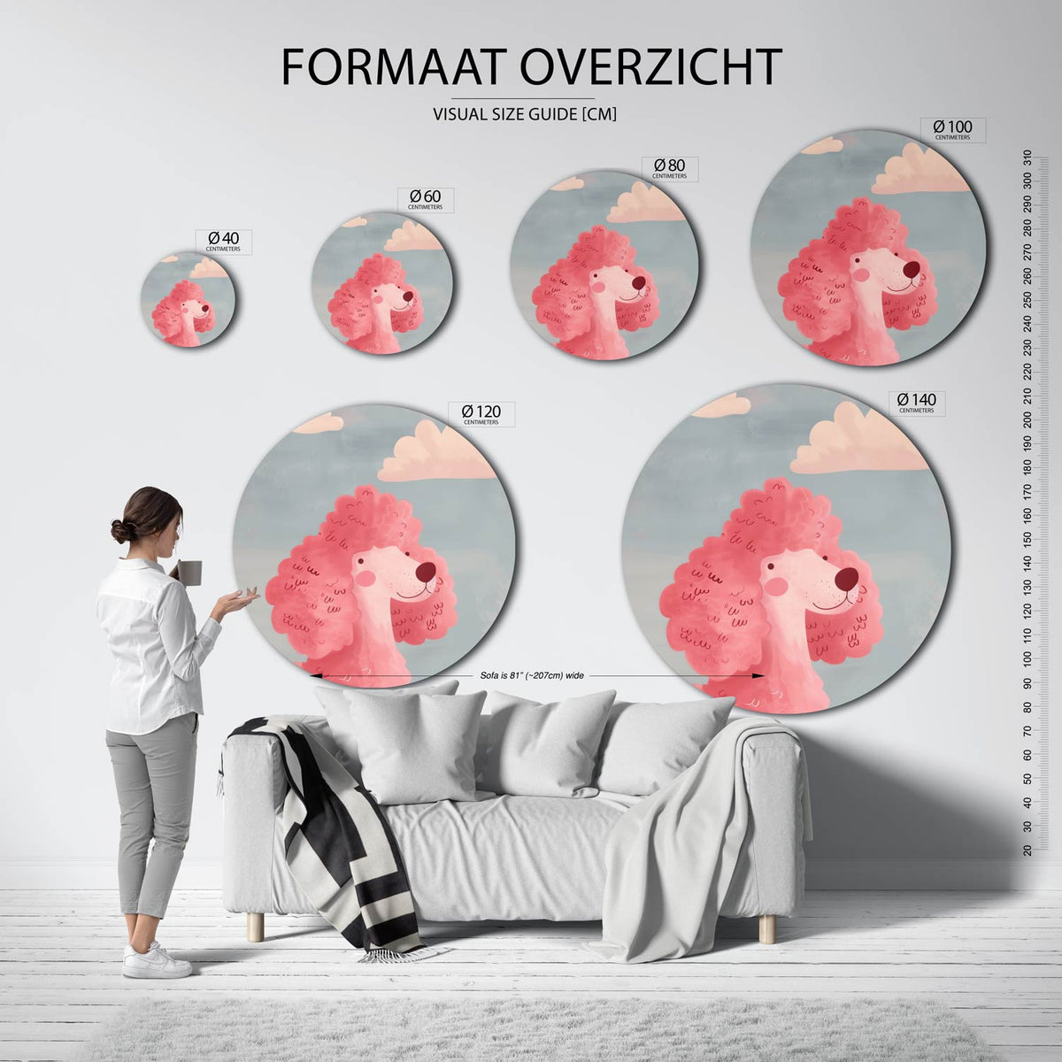 Roze poedel met wolken Muurcirkel – extra productweergave – Een roze poedel met krullend haar tegen een lichtblauwe