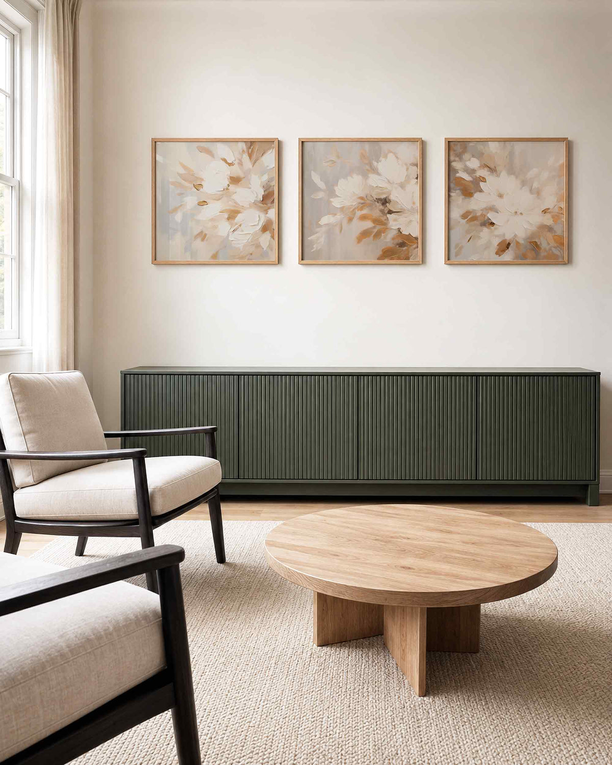 Interieurpresentatie van een driedelige vierkante posterset met abstracte bloemen