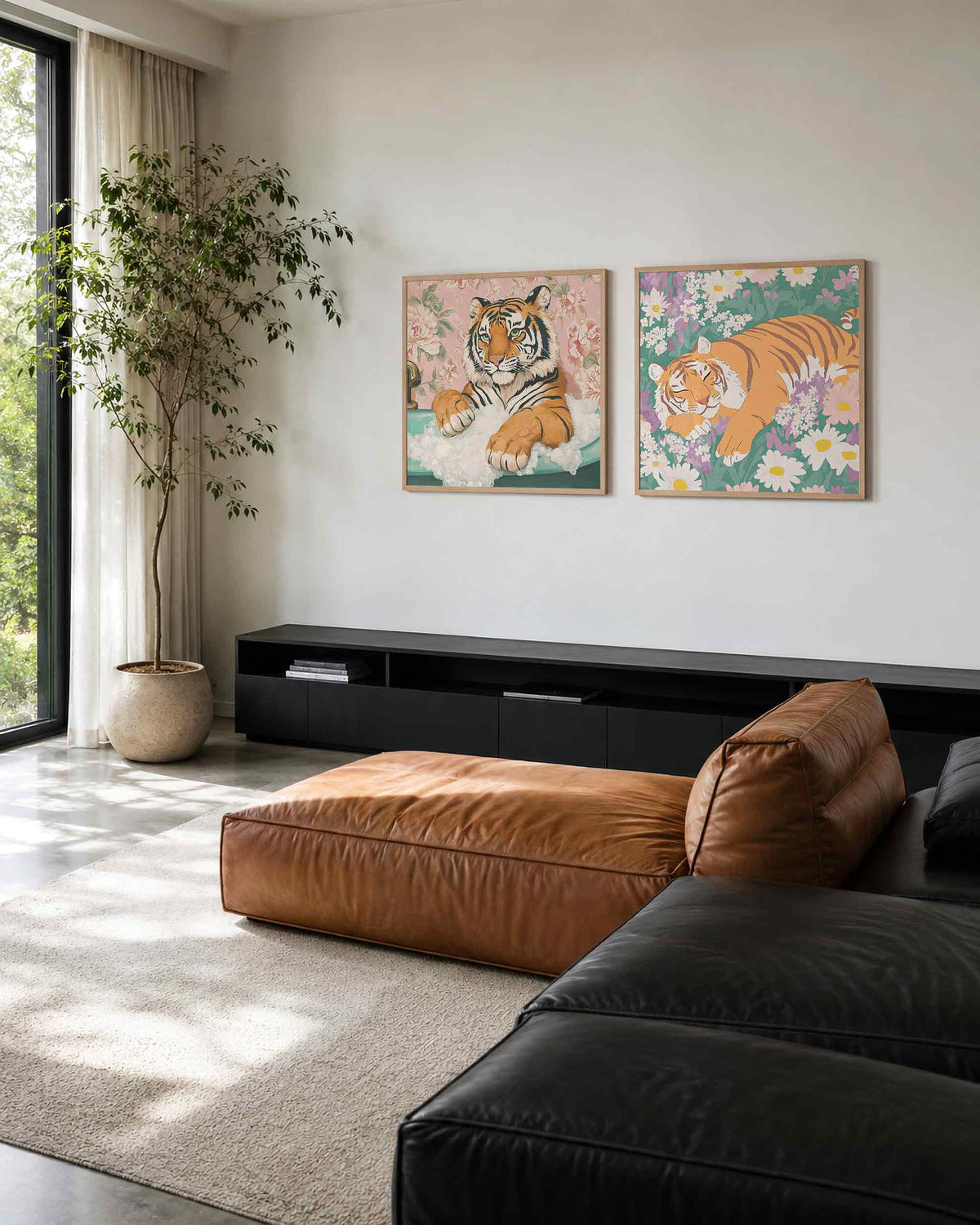 Interieurpresentatie van een tweedelige vierkante posterset met tijgers tussen bloemen