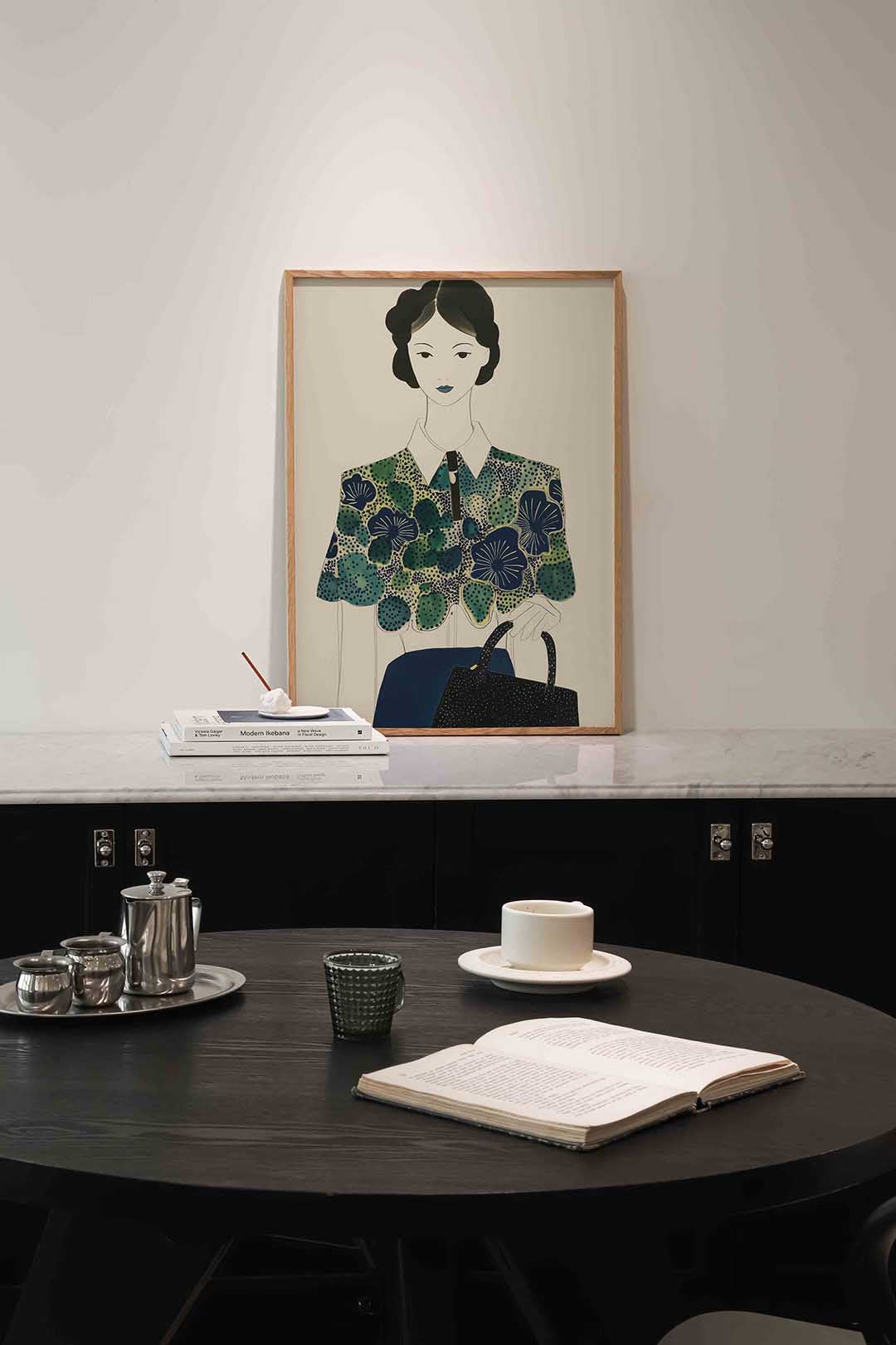 Vrouw met bloemenblouse Poster