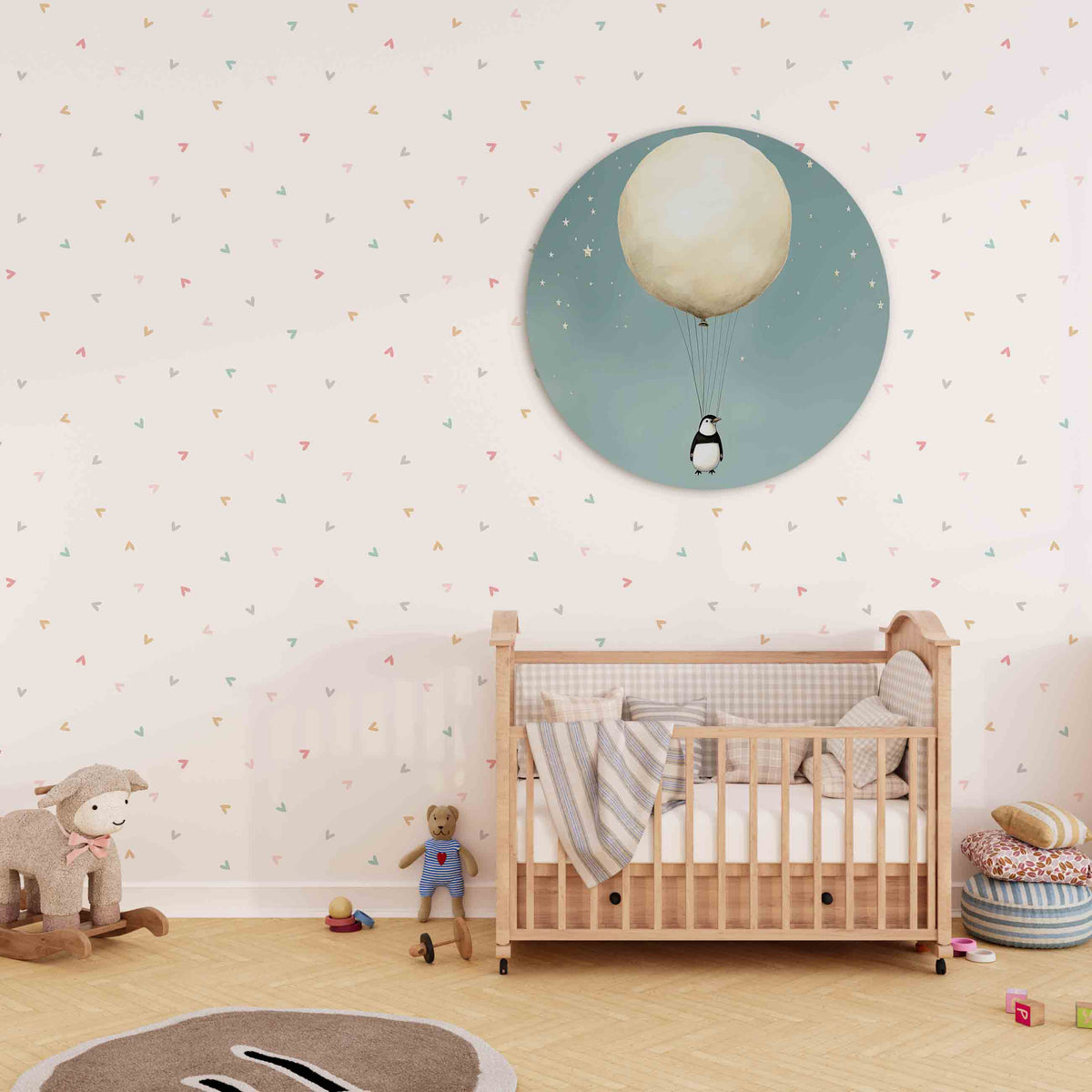 Pinguïn met ballon Muurcirkel – derde productweergave – Een pinguïn hangt aan een grote, beige ballon tegen een lichtblauwe