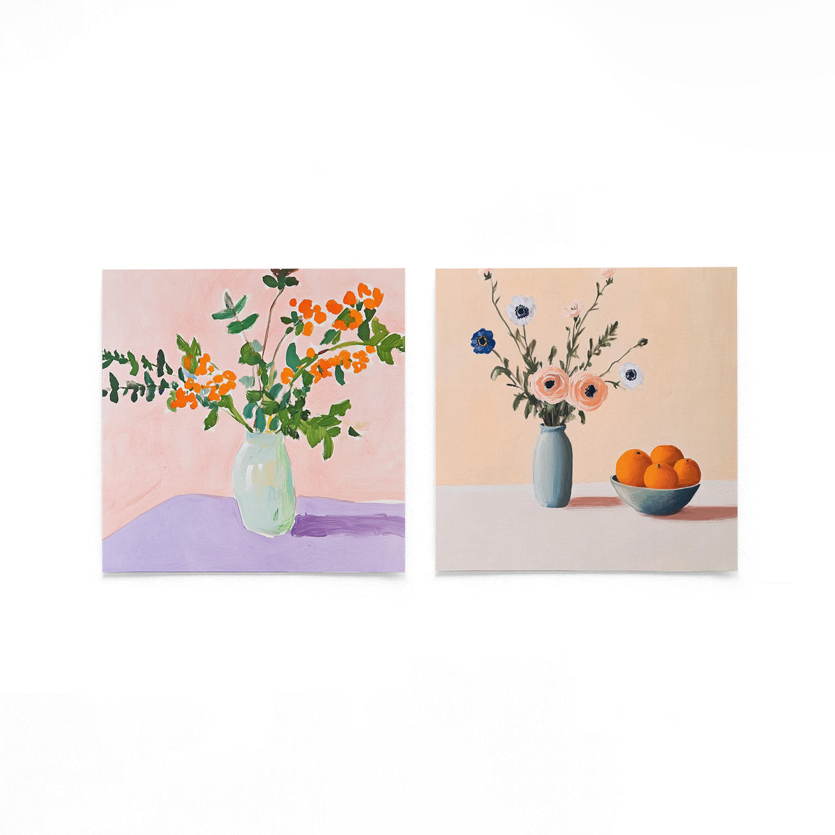 Twee vierkante posters met bloemen en sinaasappels op een gebroken witte achtergrond