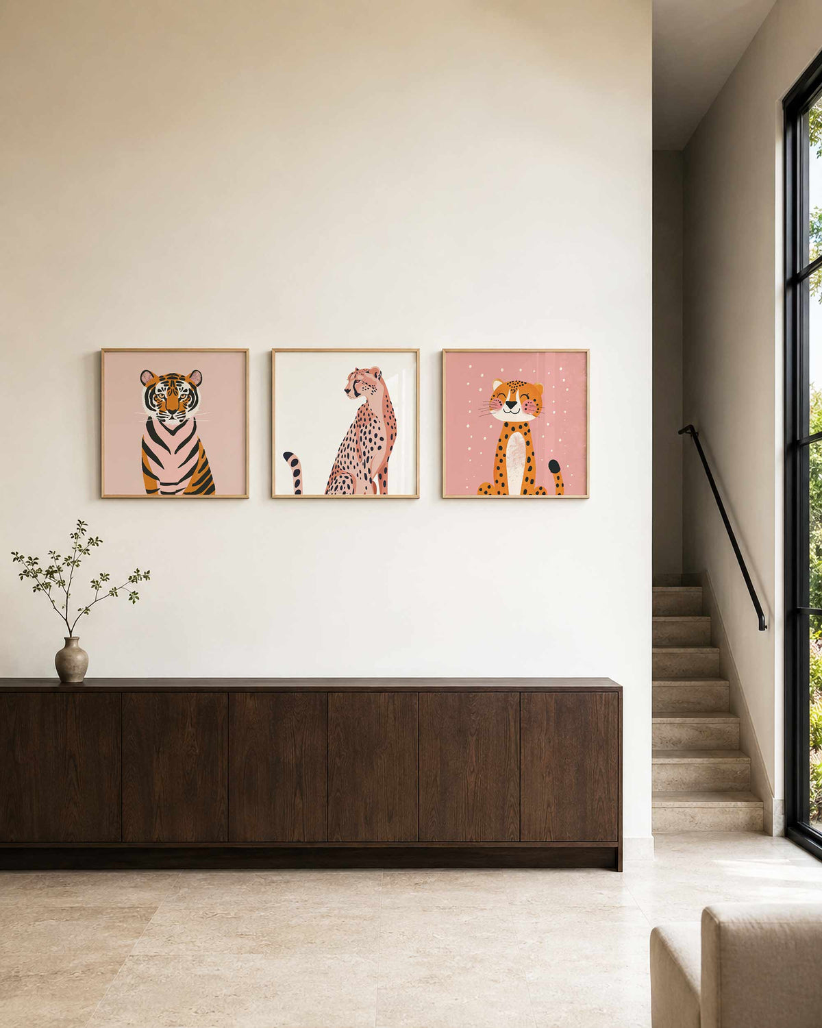Interieurpresentatie van een driedelige vierkante posterset met grote katten