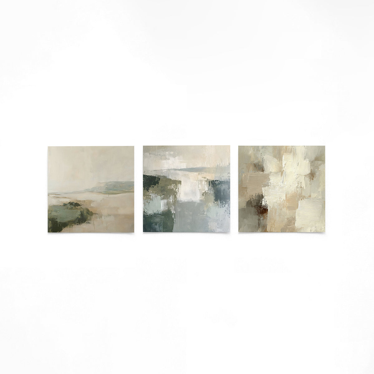 Drie vierkante posters met abstracte verfvlakken op een gebroken witte achtergrond