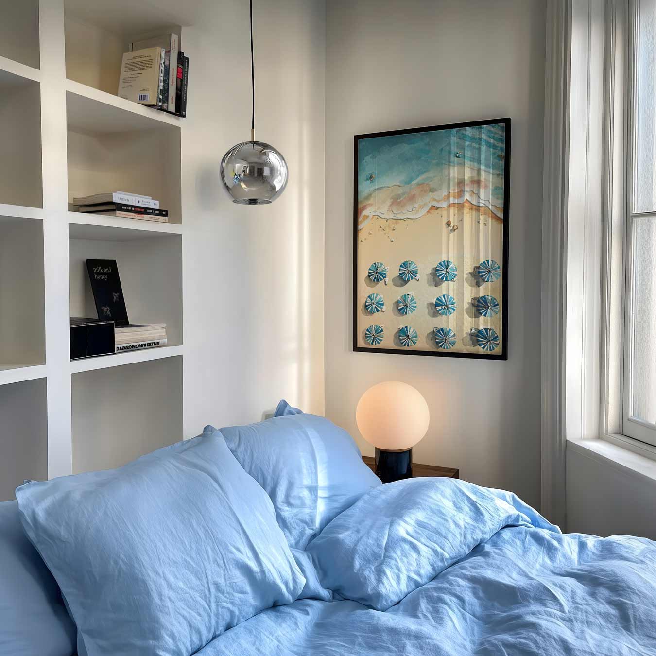 Stranduitzicht met Blauwe Parasolletjes Poster-WallArtistic