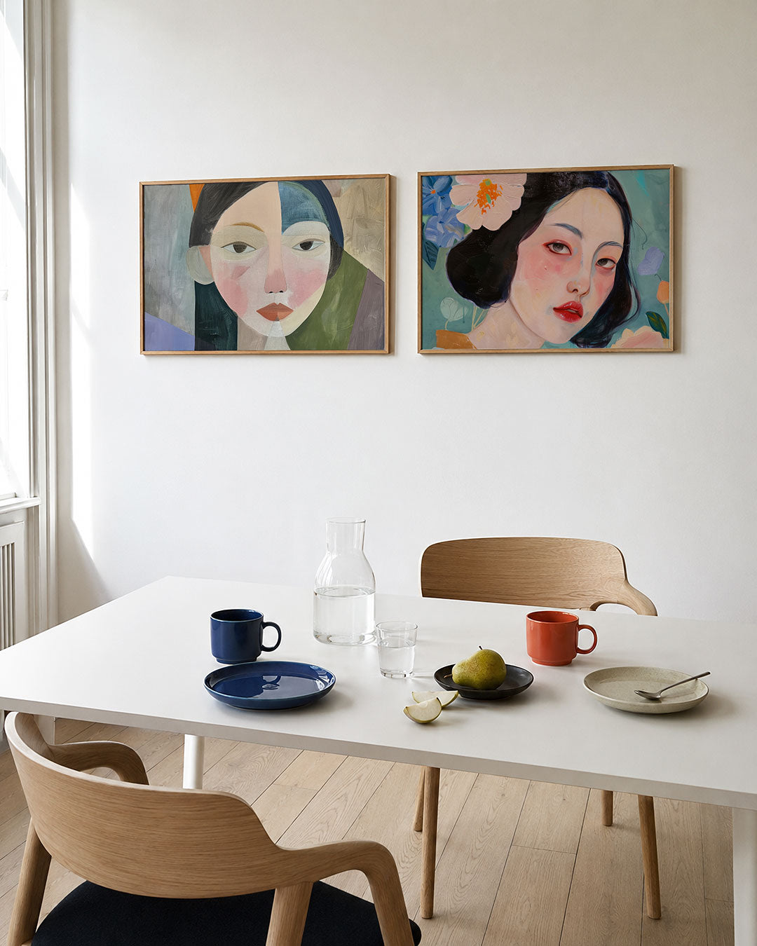 Interieurpresentatie van twee posters met een gezicht opgebouwd uit geometrische kleurvlakken