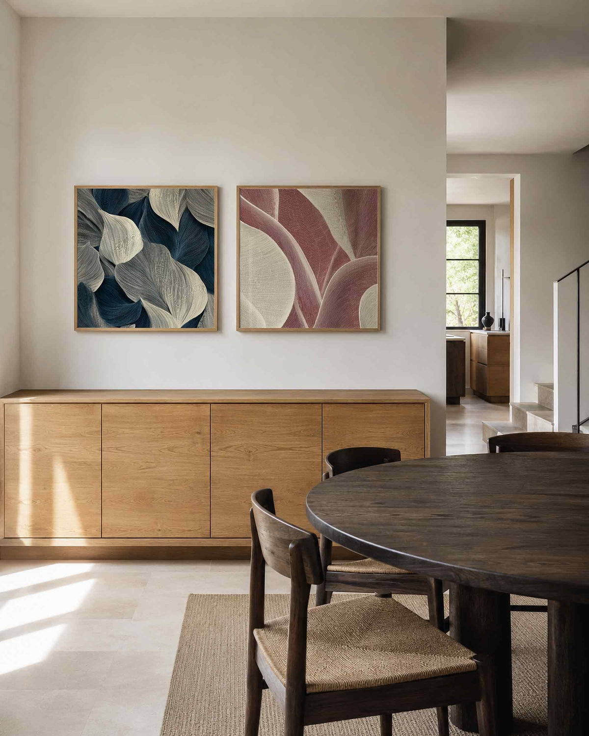 Interieurpresentatie van een tweedelige vierkante posterset met gestreepte vormen