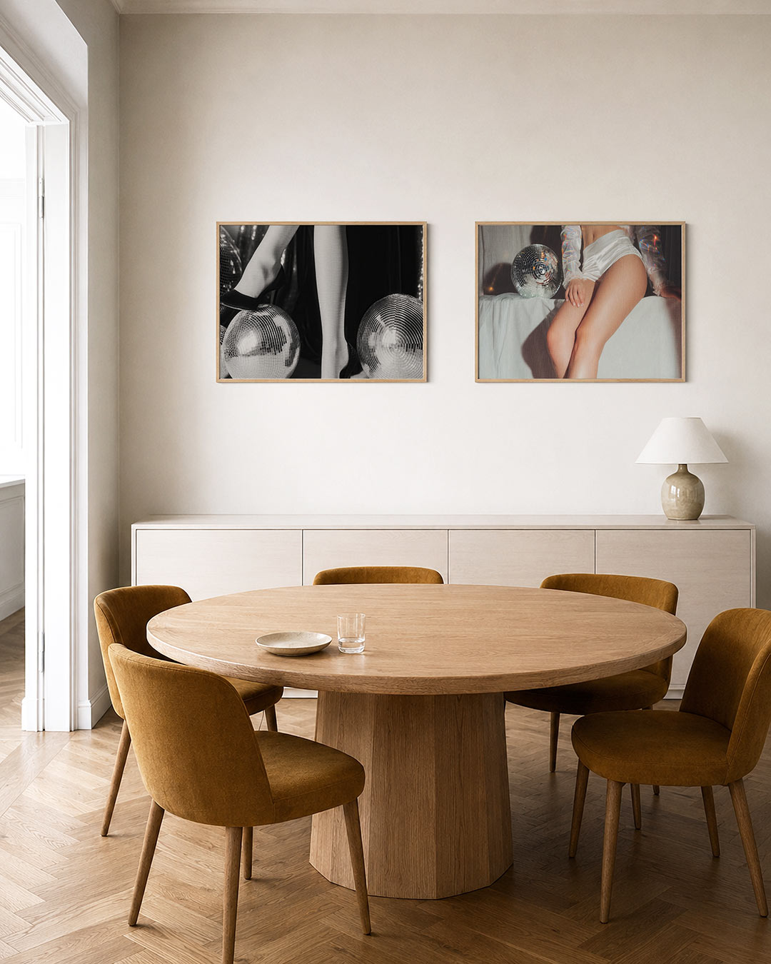 Interieurbeeld met twee liggende posters: benen in hoge hakken rustend op glanzende spiegelbollen