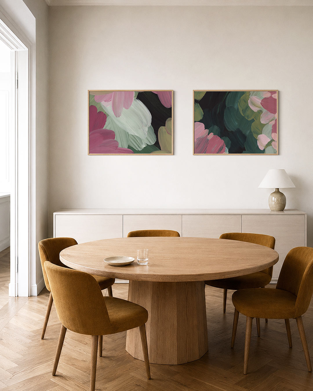 Tweedelige posterset met roze, groen en wit, getoond in een interieur