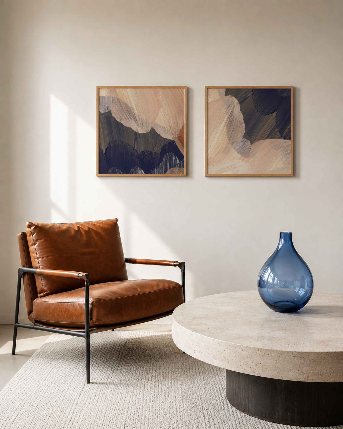 Interieurpresentatie van een tweedelige vierkante posterset met aardetinten abstracte
