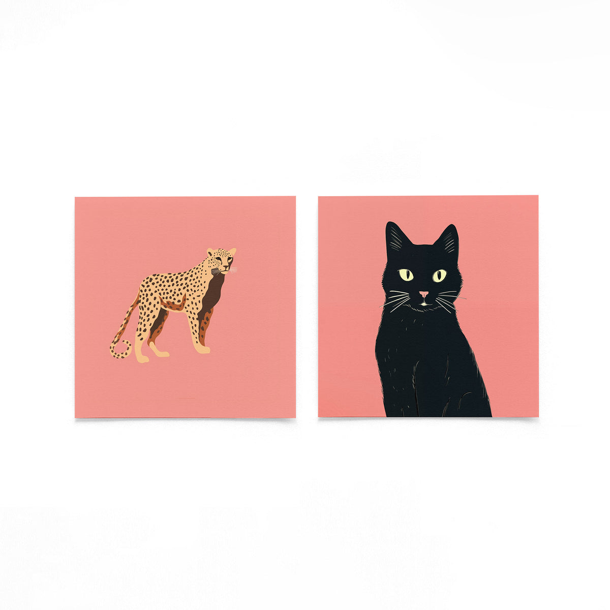 Twee vierkante posters met jachtluipaard en kat op een gebroken witte achtergrond