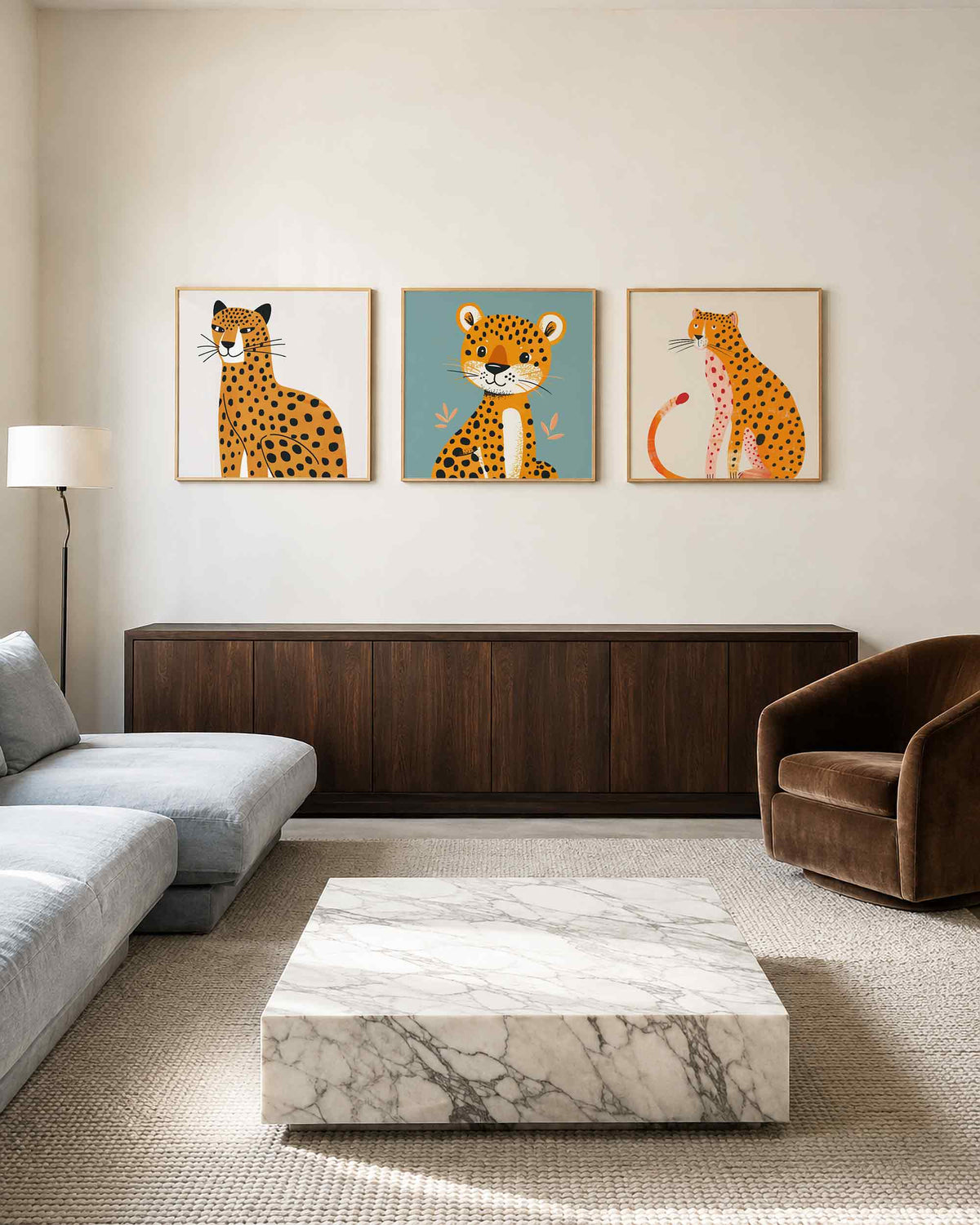 Interieurpresentatie van een driedelige vierkante posterset met gevlekte katachtigen