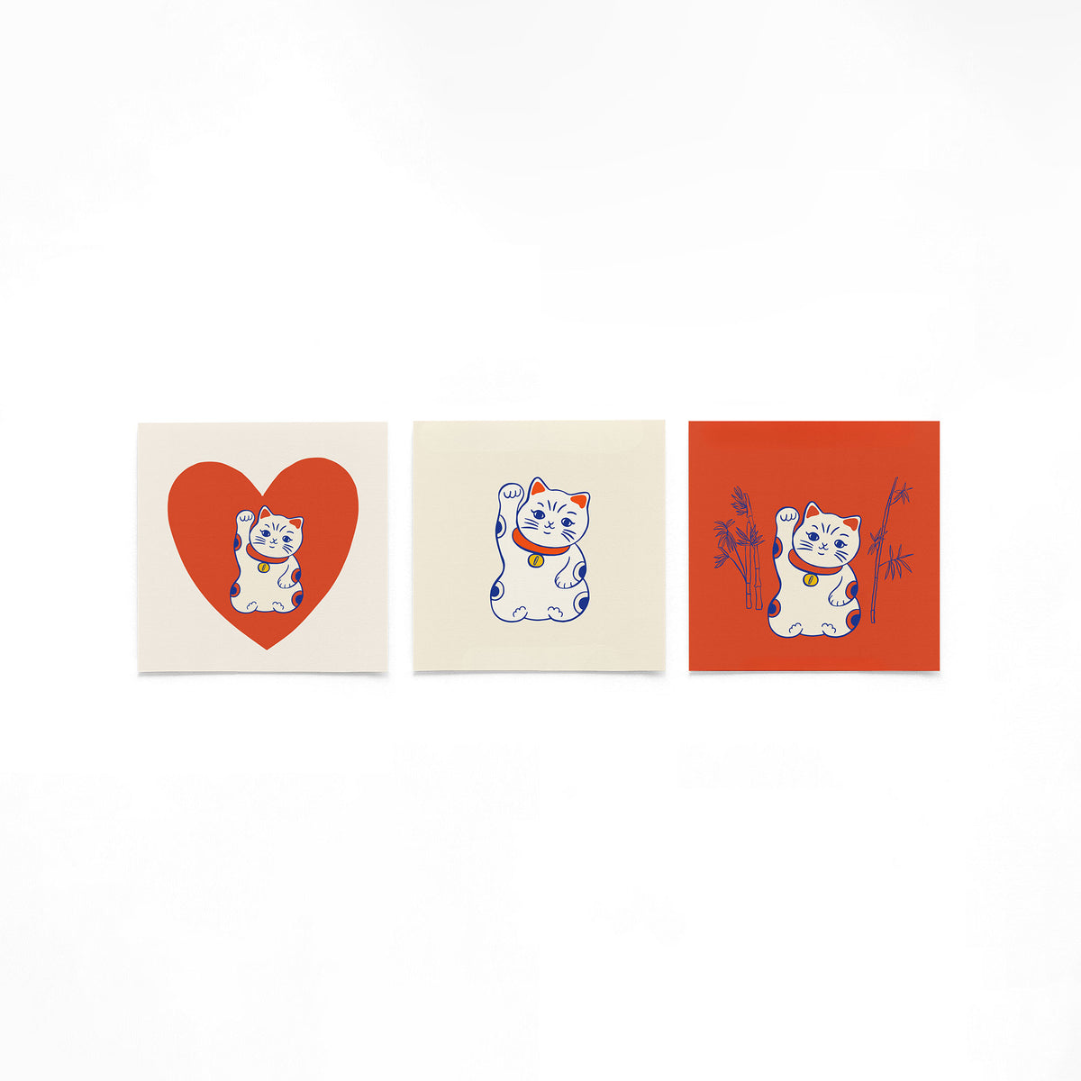 Drie vierkante posters met gelukskat en bamboe op een gebroken witte achtergrond