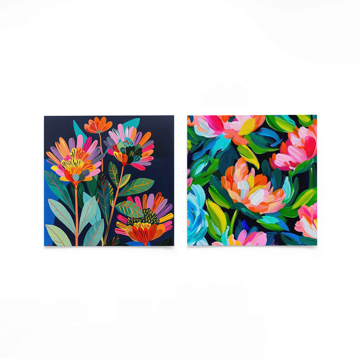 Twee vierkante posters met kleurrijke bloemen op een gebroken witte achtergrond