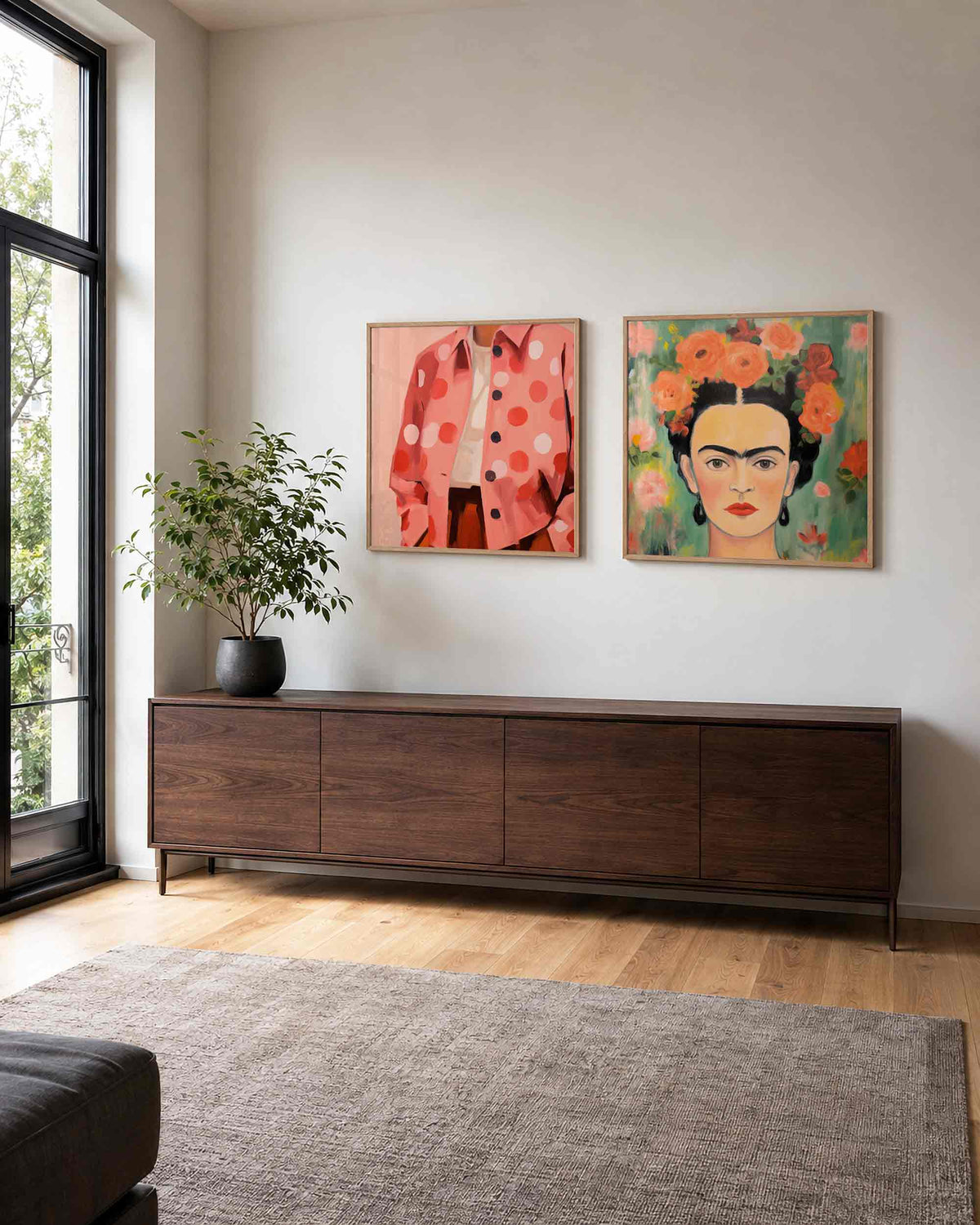 Interieurpresentatie van een tweedelige vierkante posterset met gestippelde jas en bloemenportret