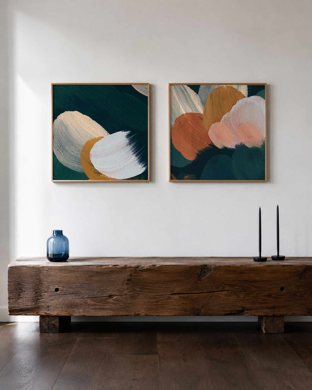 Interieurpresentatie van een tweedelige vierkante posterset met verfhazen abstract