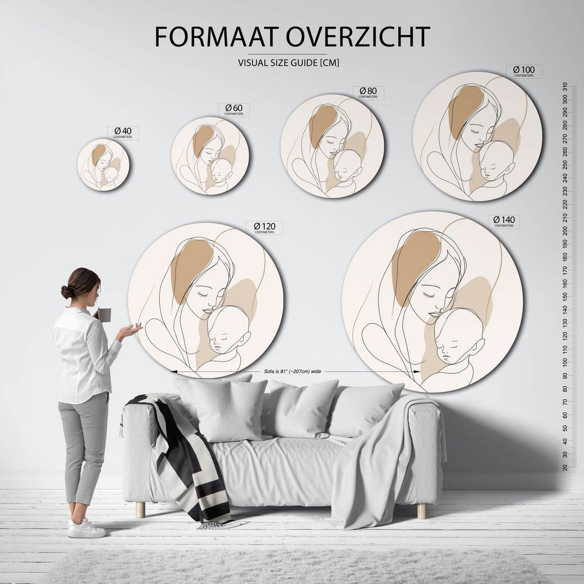 Moeder en kind Muurcirkel – extra productweergave – Een lijntekening van een moeder die haar kind vasthoudt in zachte beige