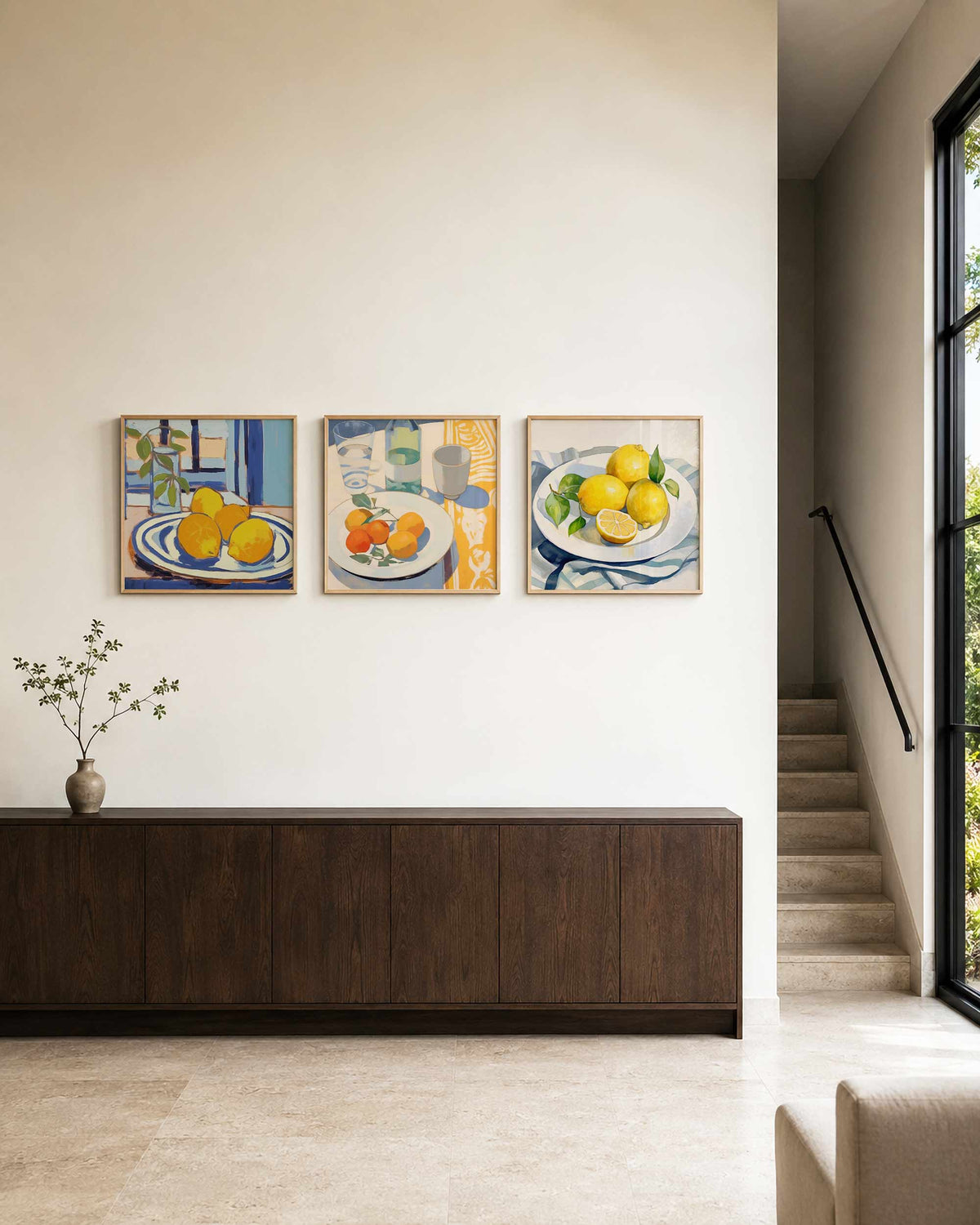 Interieurpresentatie van een driedelige vierkante posterset met citrus aan tafel