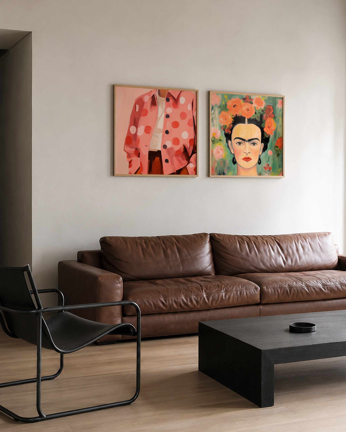 Interieurpresentatie van een tweedelige vierkante posterset met gestippelde jas en bloemenportret