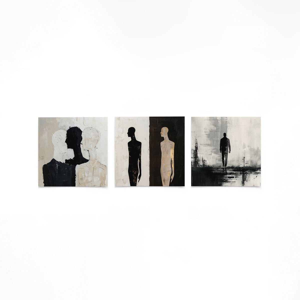 Drie vierkante posters met abstracte mensfiguren op een gebroken witte achtergrond