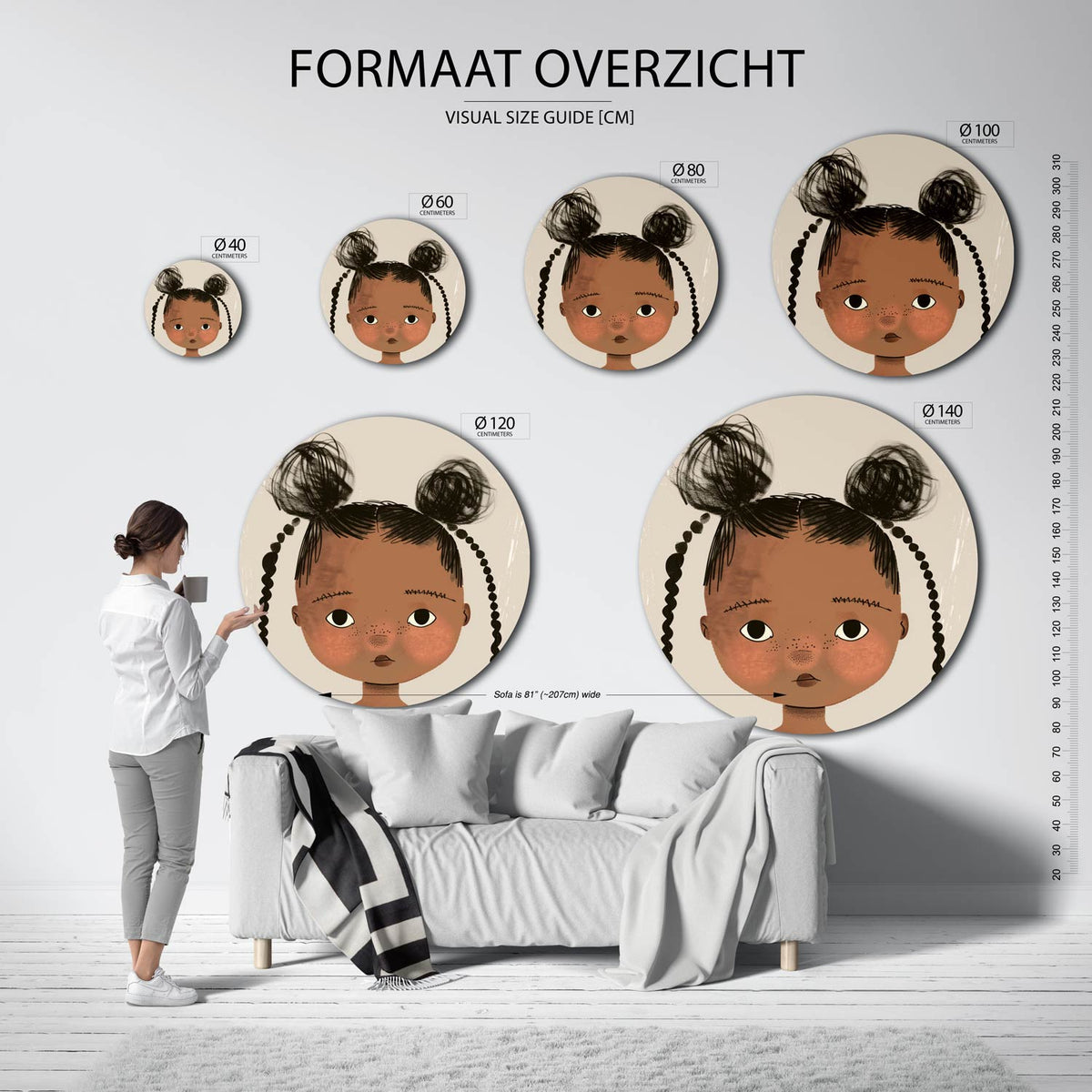 Portret met vlechten Muurcirkel – extra productweergave – Een kindergezicht met donkere ogen en twee opgestoken vlechten op