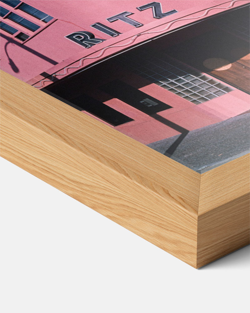 Retro Roze Ritz Gebouw Poster-WallArtistic