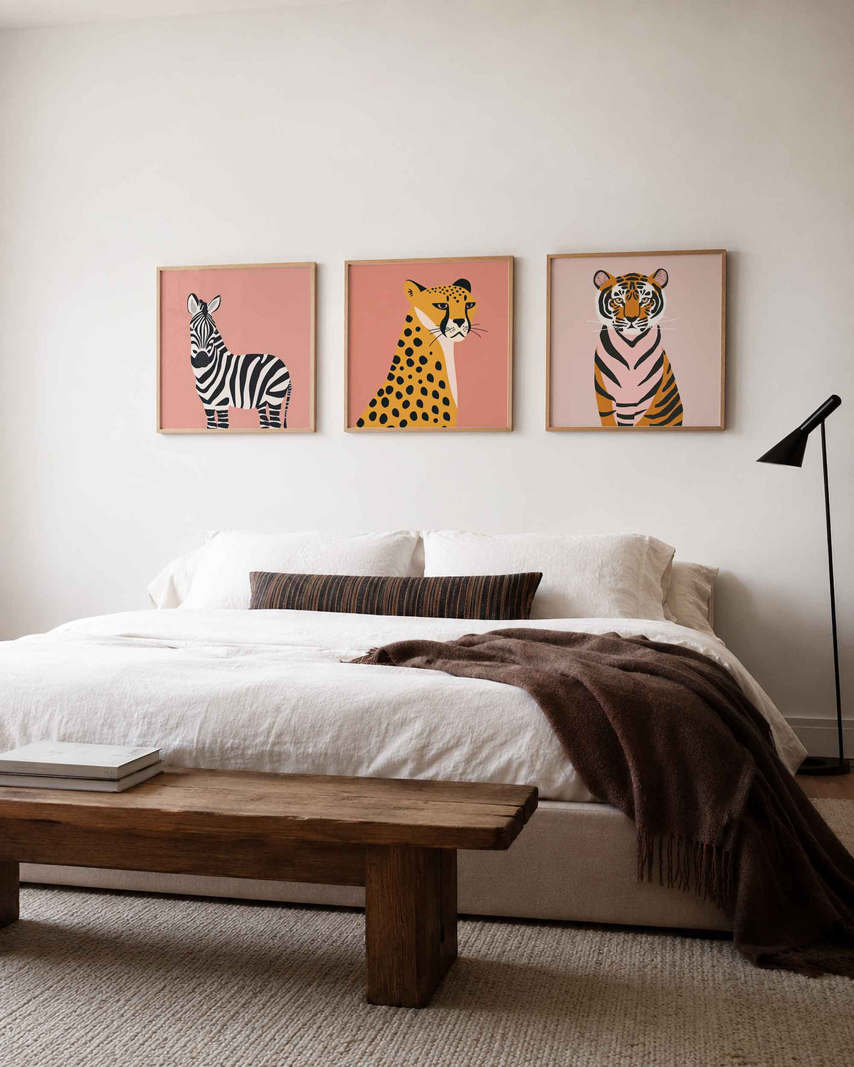 Interieurpresentatie van een driedelige vierkante posterset met zebra jachtluipaard tijger