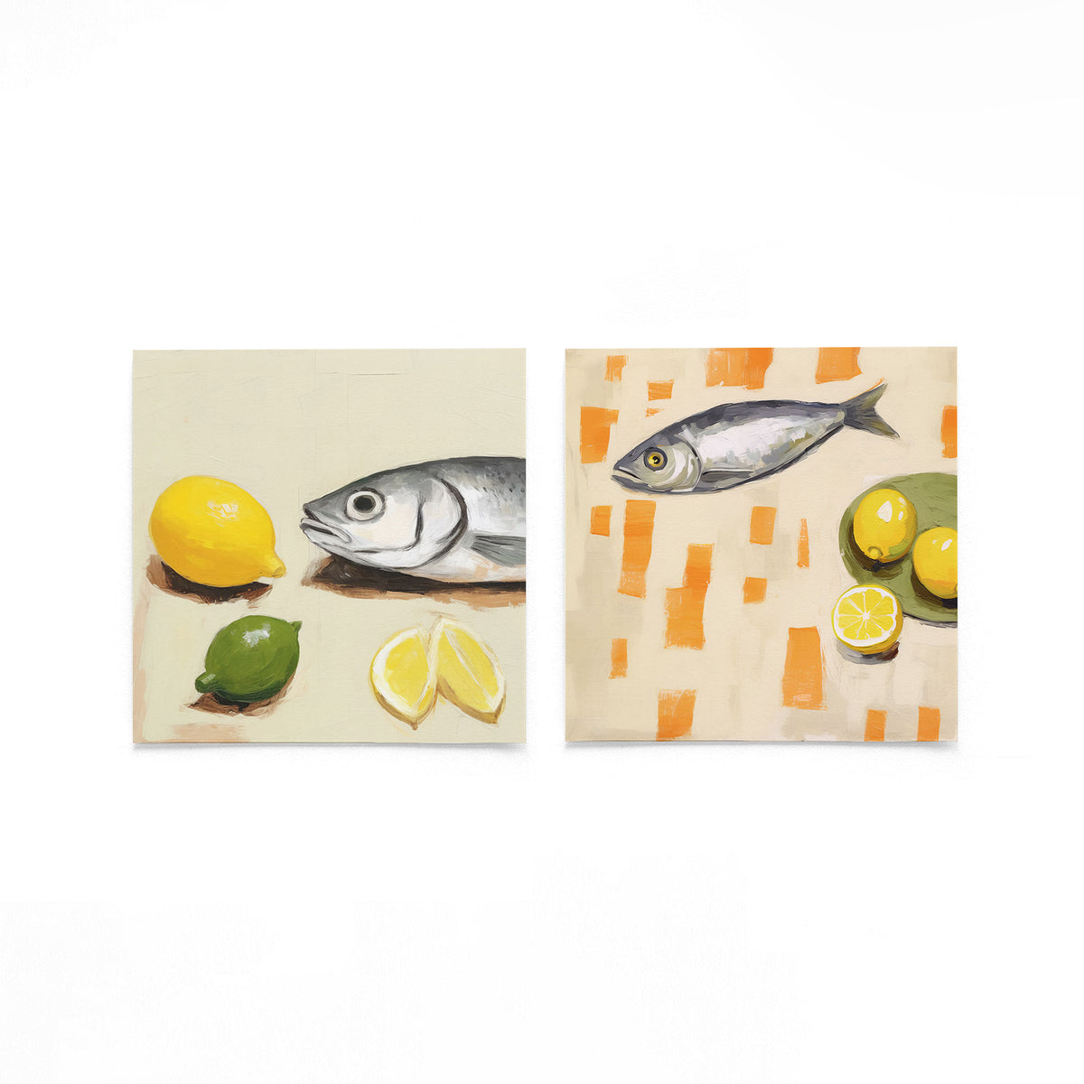 Twee vierkante posters met vis en citroen op een gebroken witte achtergrond