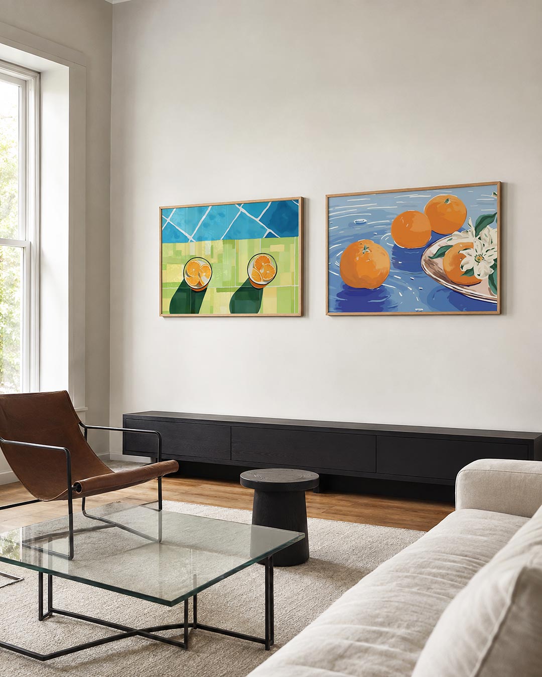 Tweedelige posterset met glazen met oranje schijfjes tussen blauwe en groene kleurvlakken, getoond in een interieur