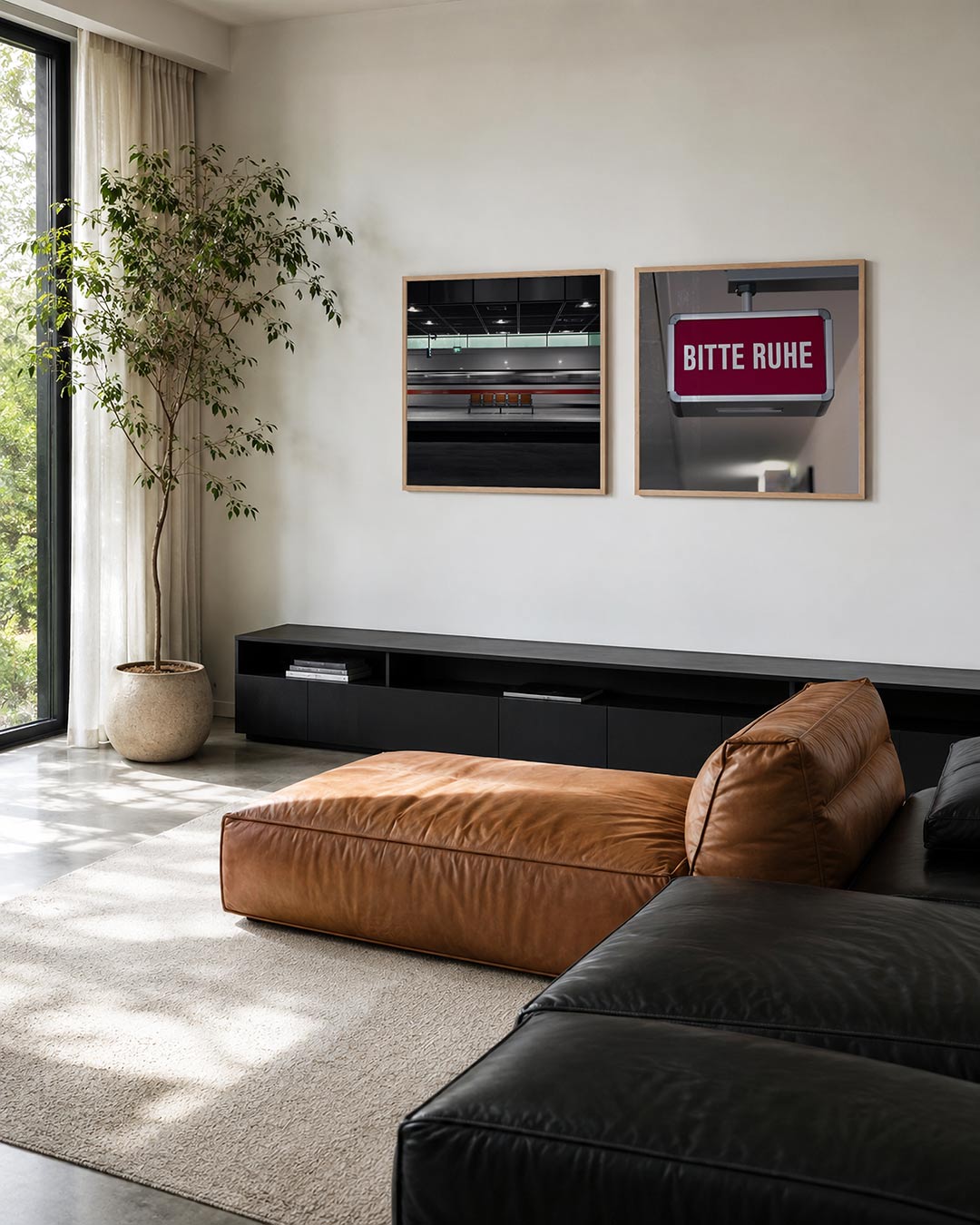 Interieur met vierkant fotografisch tweeluik stilte op het perron – Gerald Emming