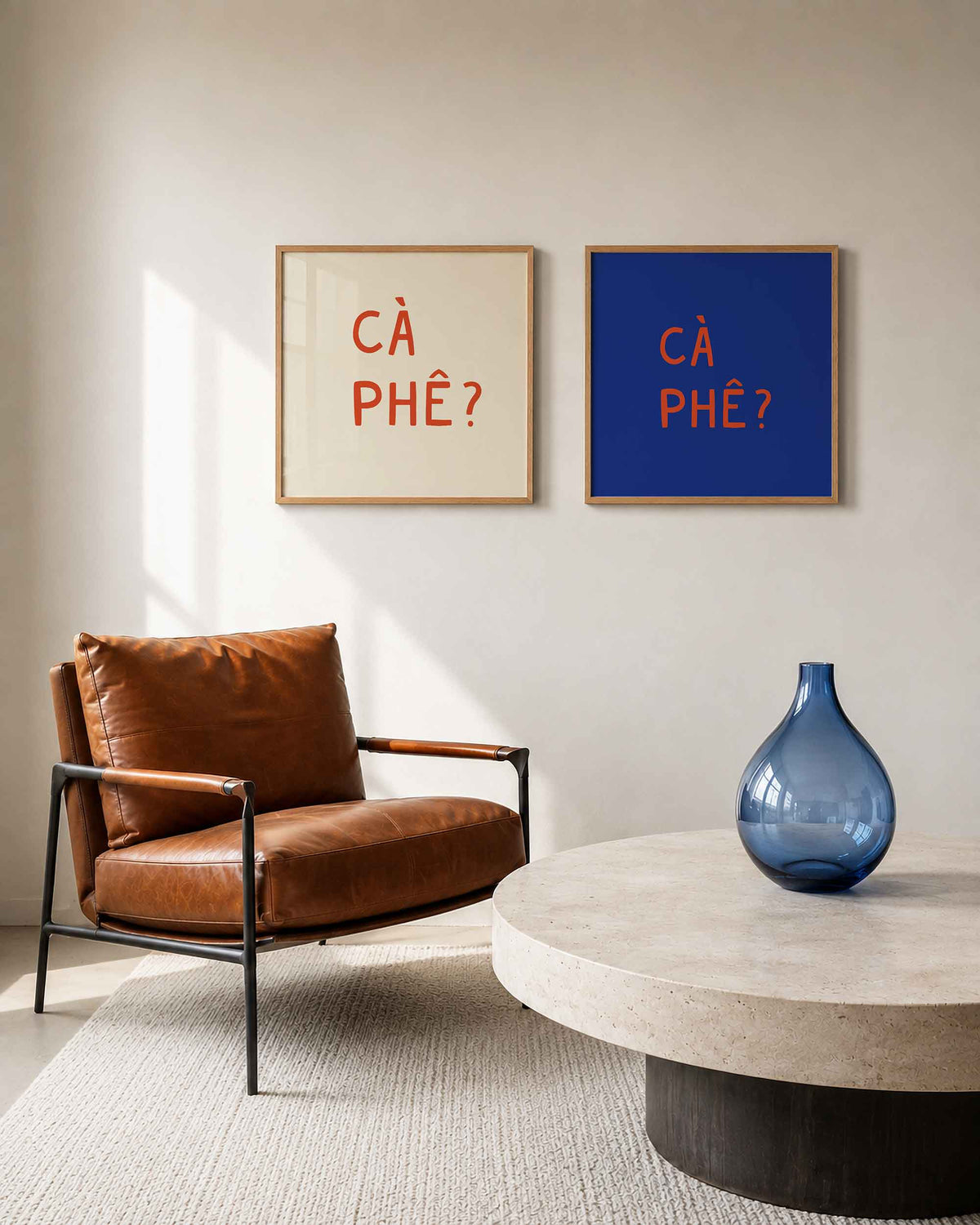 Interieurpresentatie van een tweedelige vierkante posterset met ça phê tekst