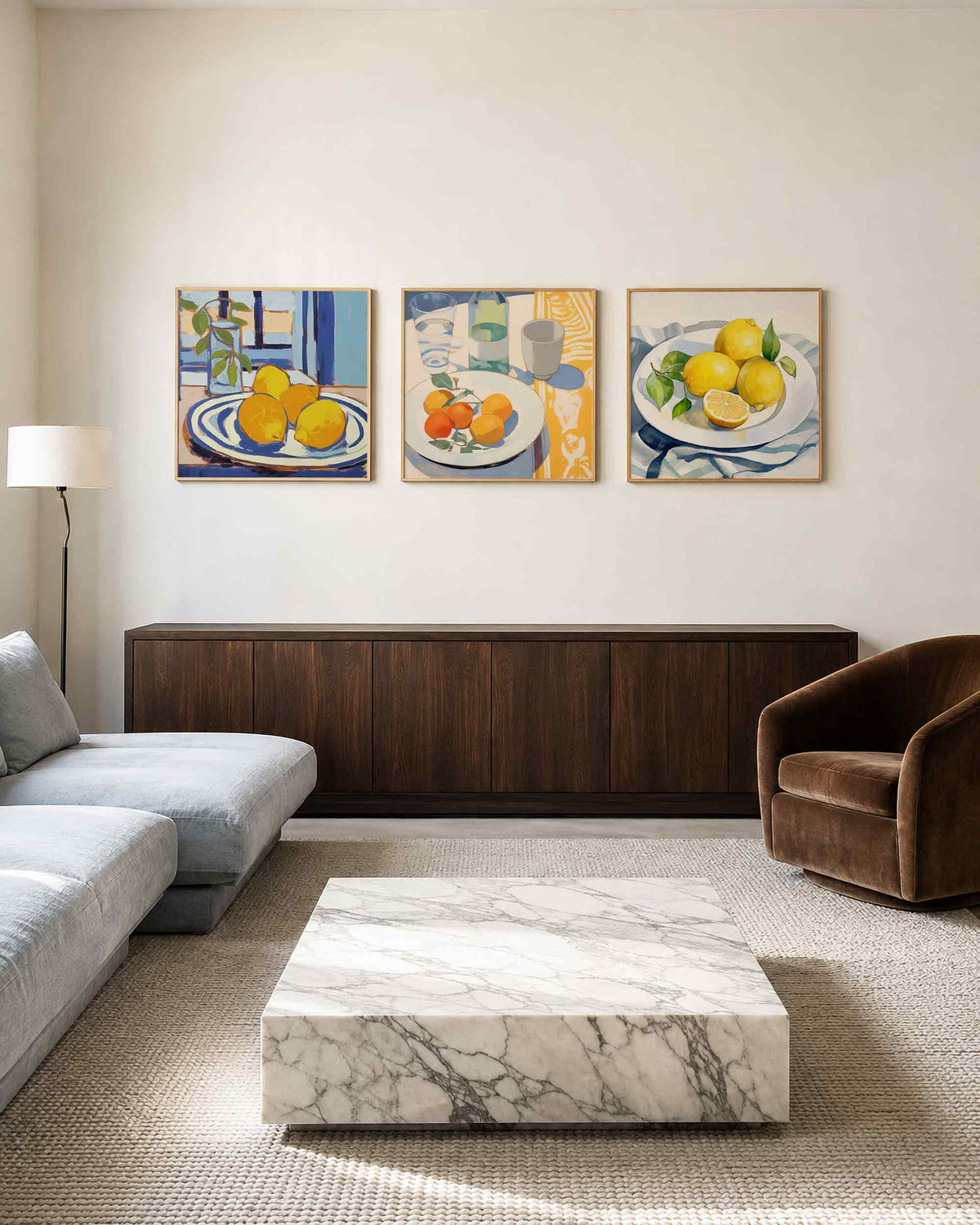 Interieurpresentatie van een driedelige vierkante posterset met citrus aan tafel