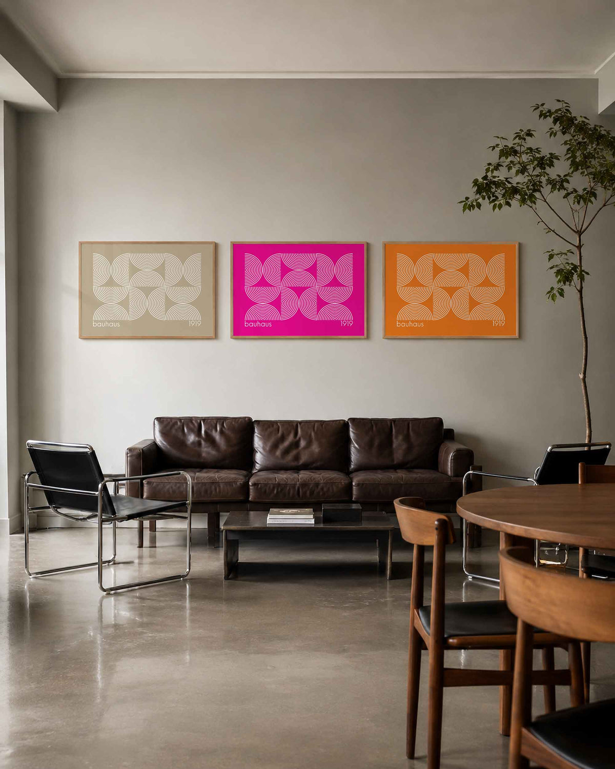 Interieurmockup van drieluik landscape-posterset met concentrische lijnen in kleur