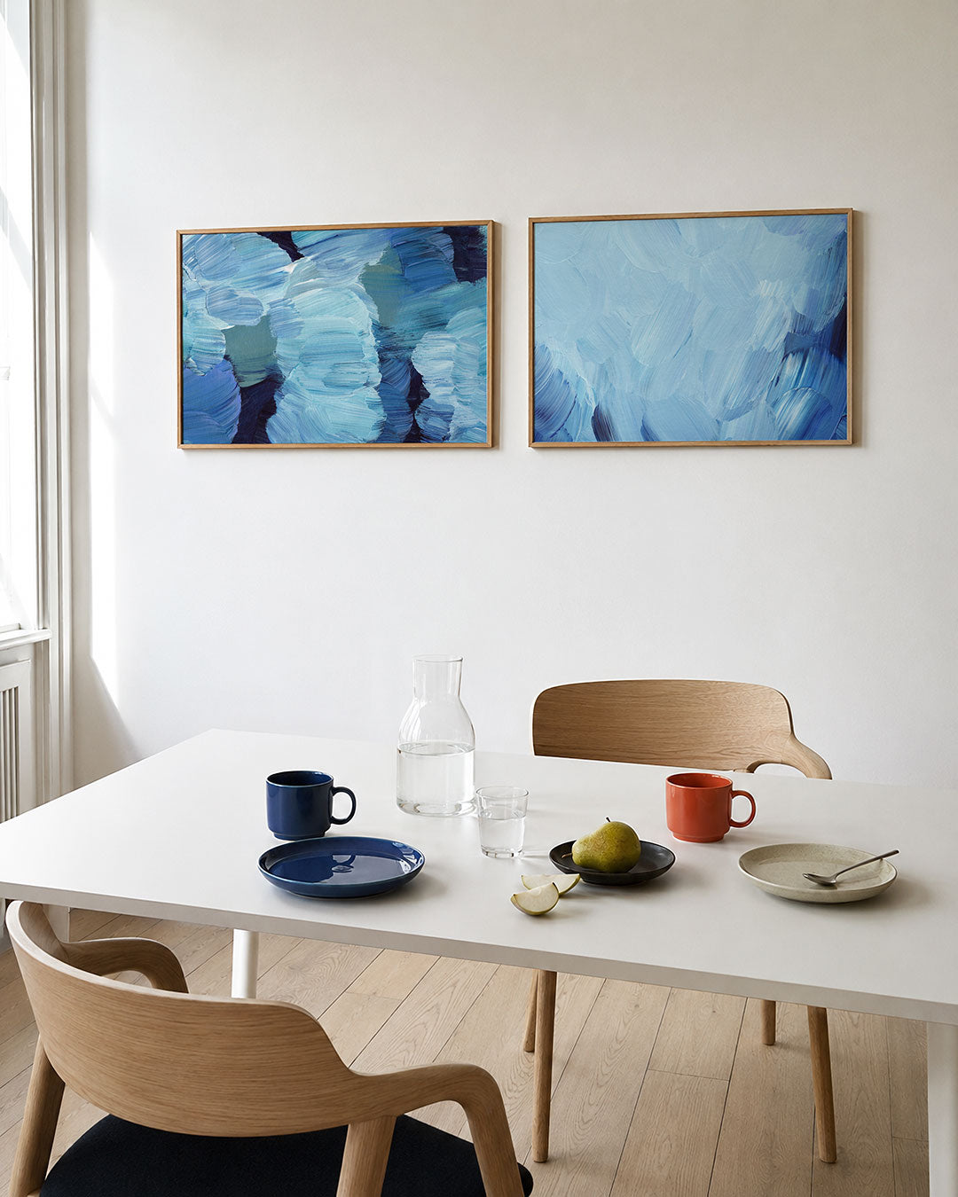 Interieurbeeld met twee liggende posters: deze tweedelige posterset heeft blauwe en turquoise borstelstreken