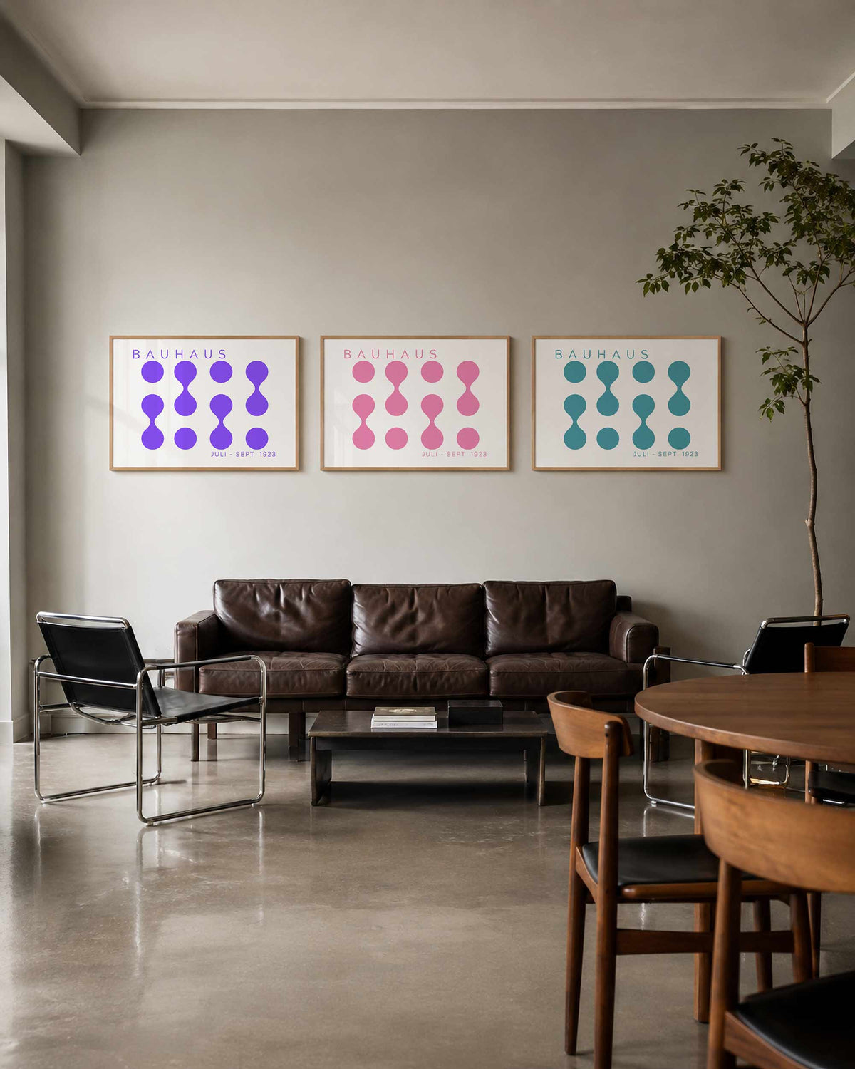 Interieurmockup van drieluik landscape-posterset met bollen en sierlijke verbindingen