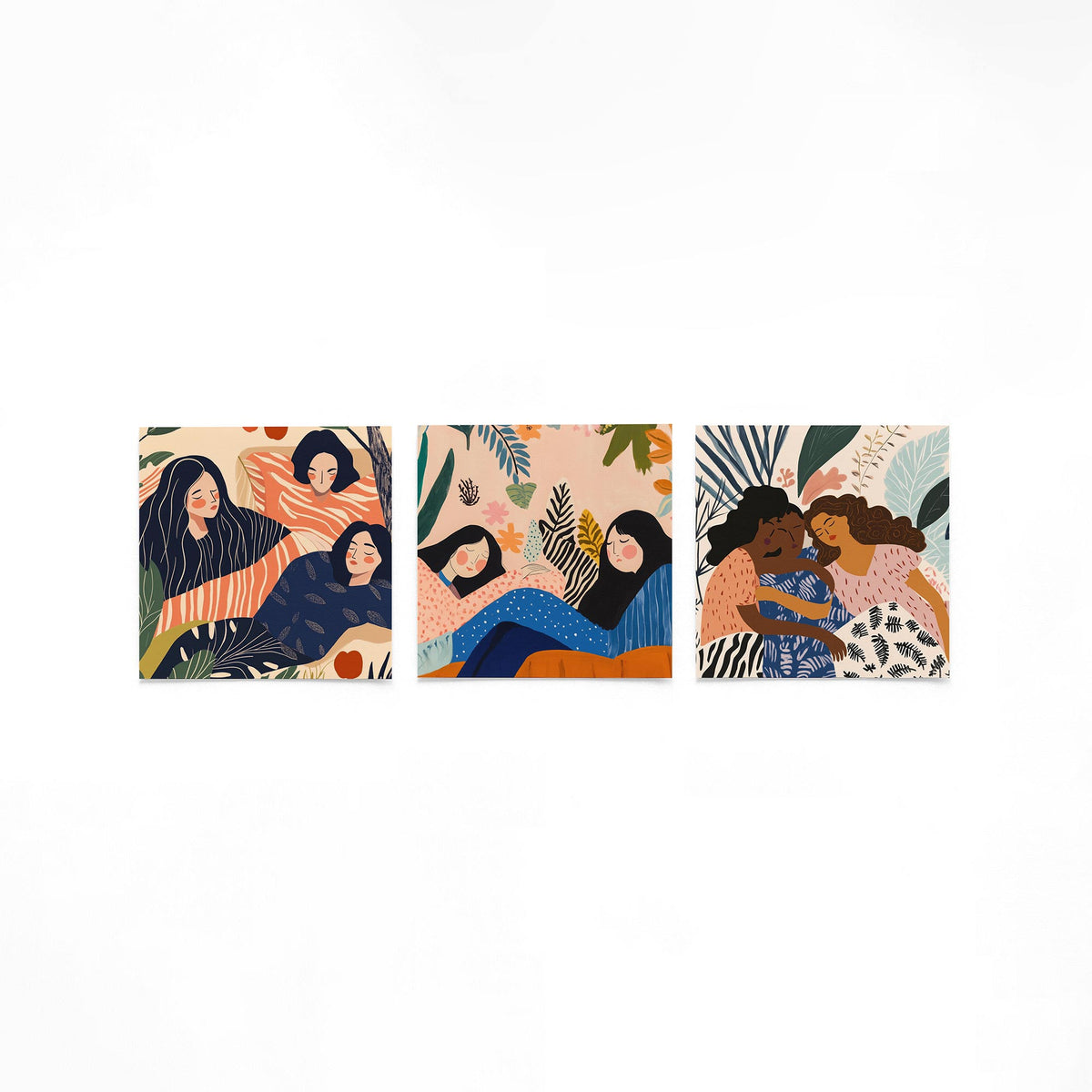 Drie vierkante posters met vrouwen in botanische rust op een gebroken witte achtergrond