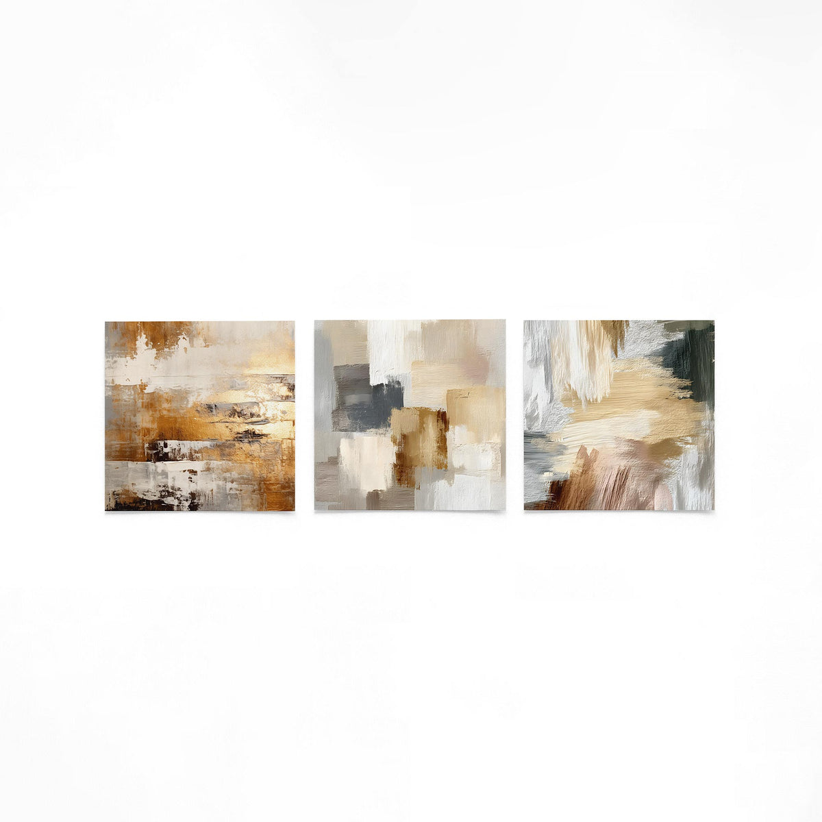 Drie vierkante posters met abstracte aardetinten op een gebroken witte achtergrond