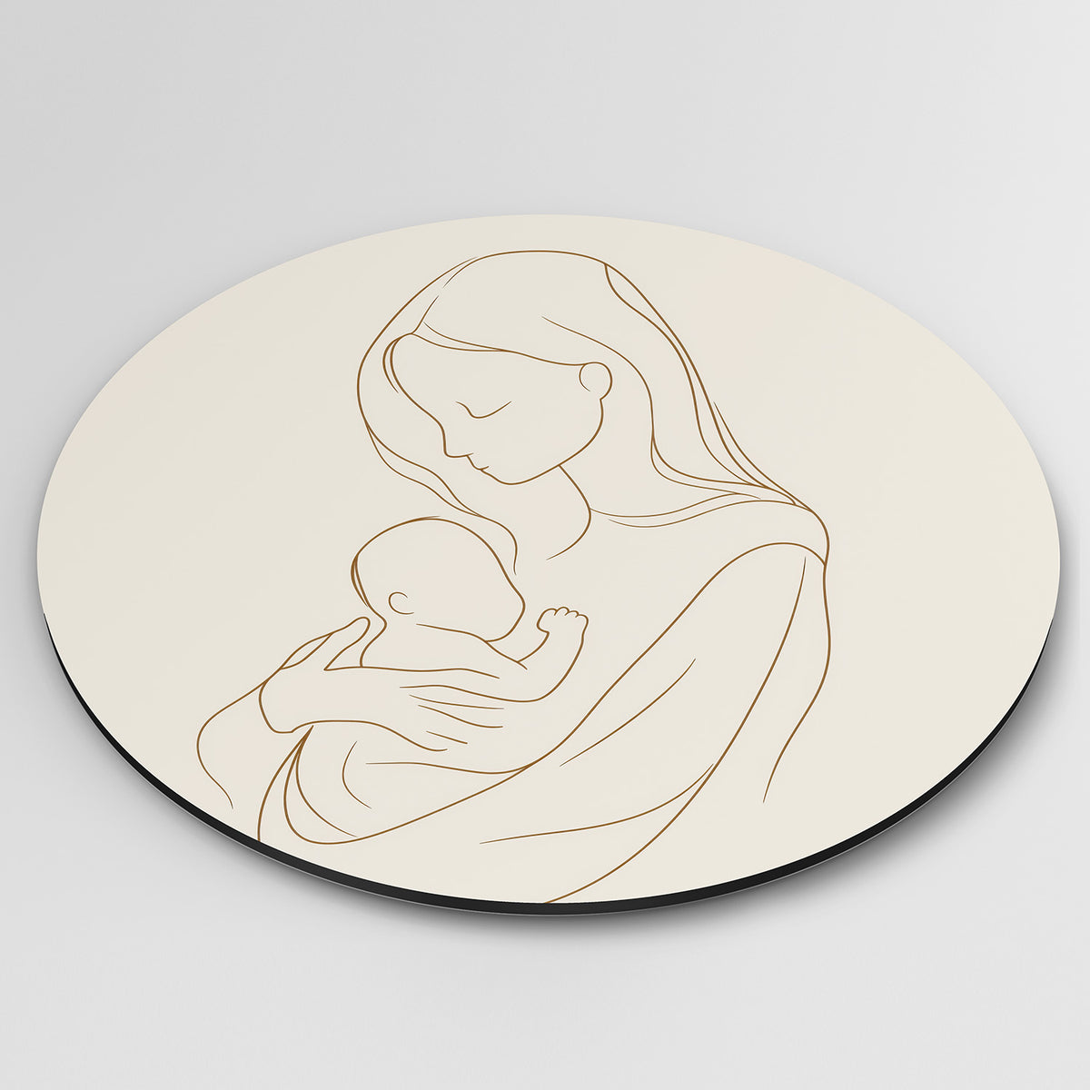 Moeder en kind Muurcirkel – detailweergave – Een lijntekening van een moeder die een kind vasthoudt in zachte beige tinten.