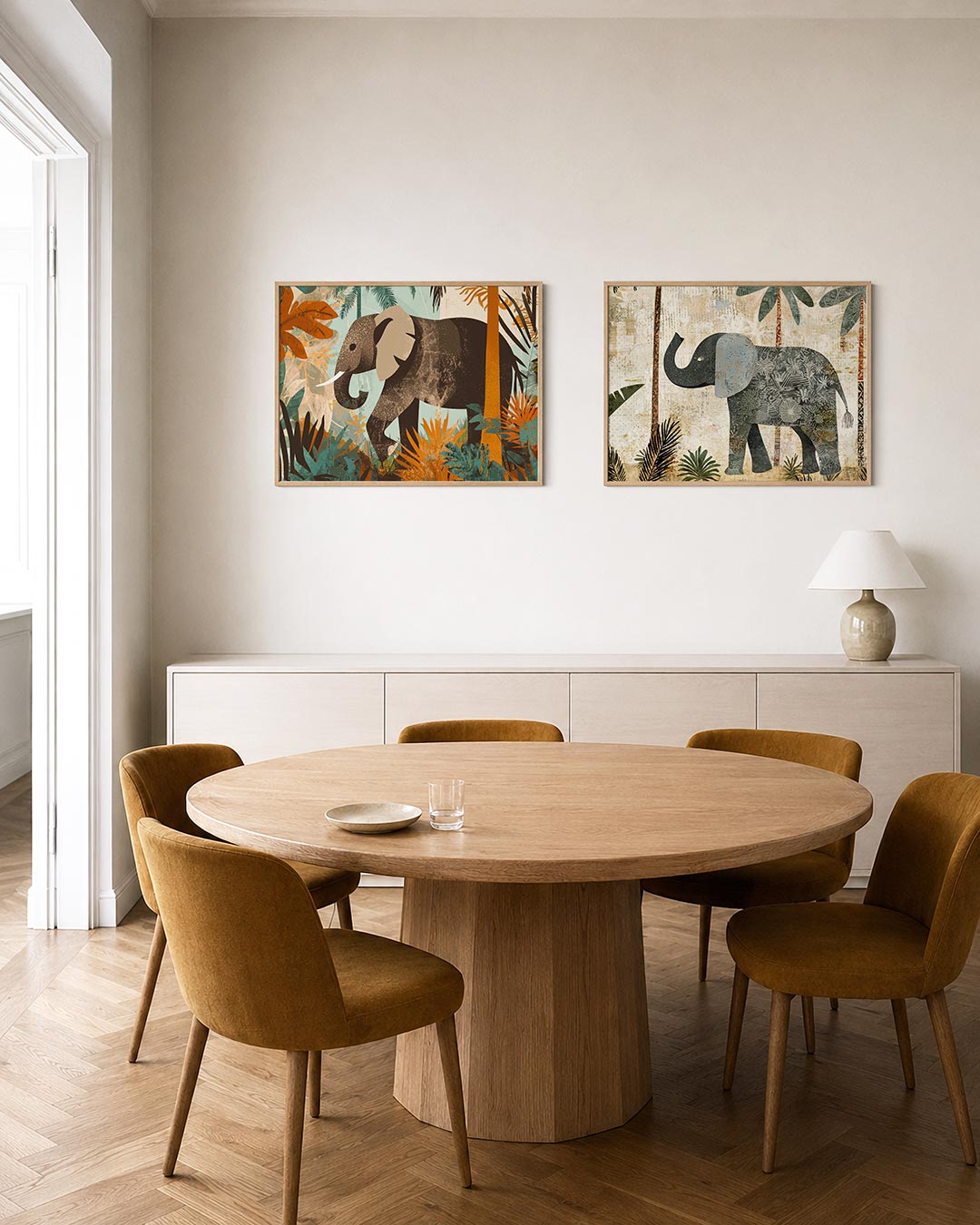 Tweedelige posterset met een olifant wandelt door een kleurrijke jungle met levendige, getoond in een interieur