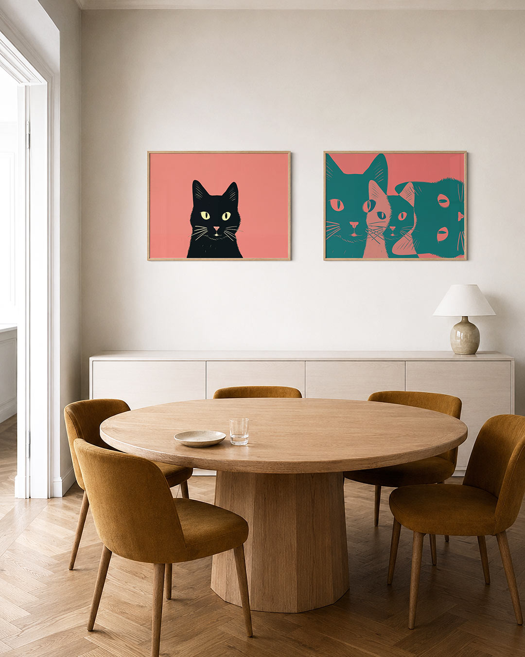 Twee liggende posters met een zwarte kat met heldere ogen tegen een roze achtergrond, aan de muur in een interieur