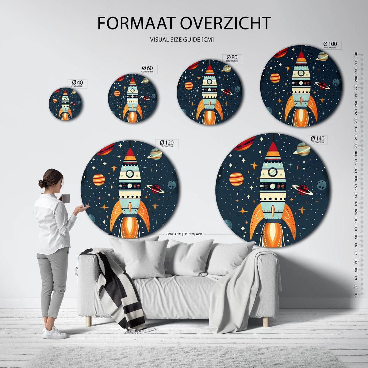 Raket en planeten Muurcirkel – extra productweergave – Een raket omringd door diverse planeten en sterren in oranje en blauwe