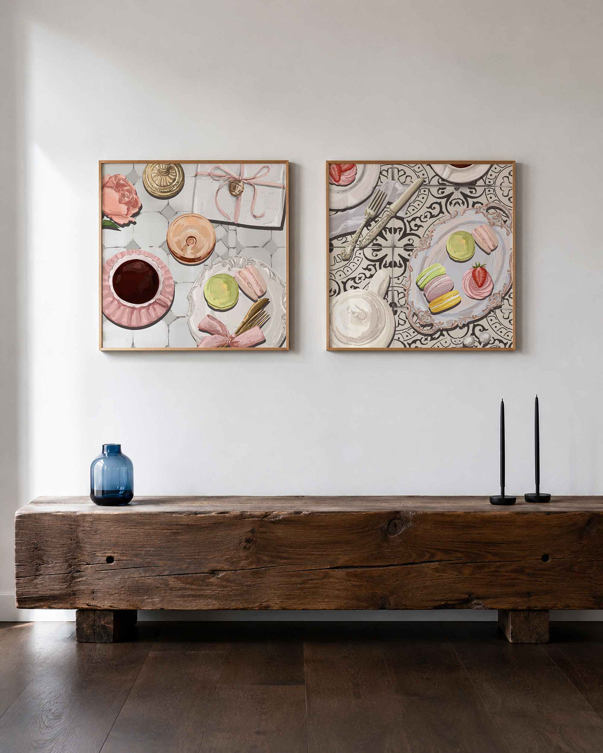Interieurpresentatie van een tweedelige vierkante posterset met macarons en thee