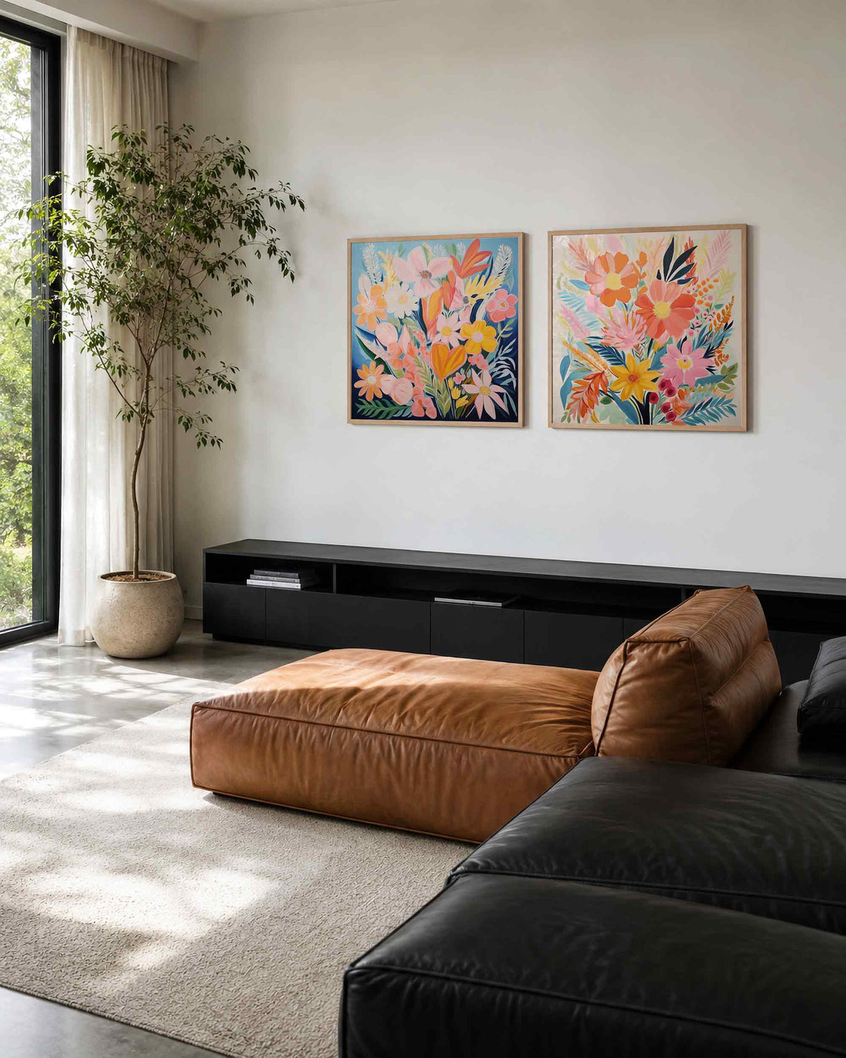 Interieurpresentatie van een tweedelige vierkante posterset met kleurrijke bloemen