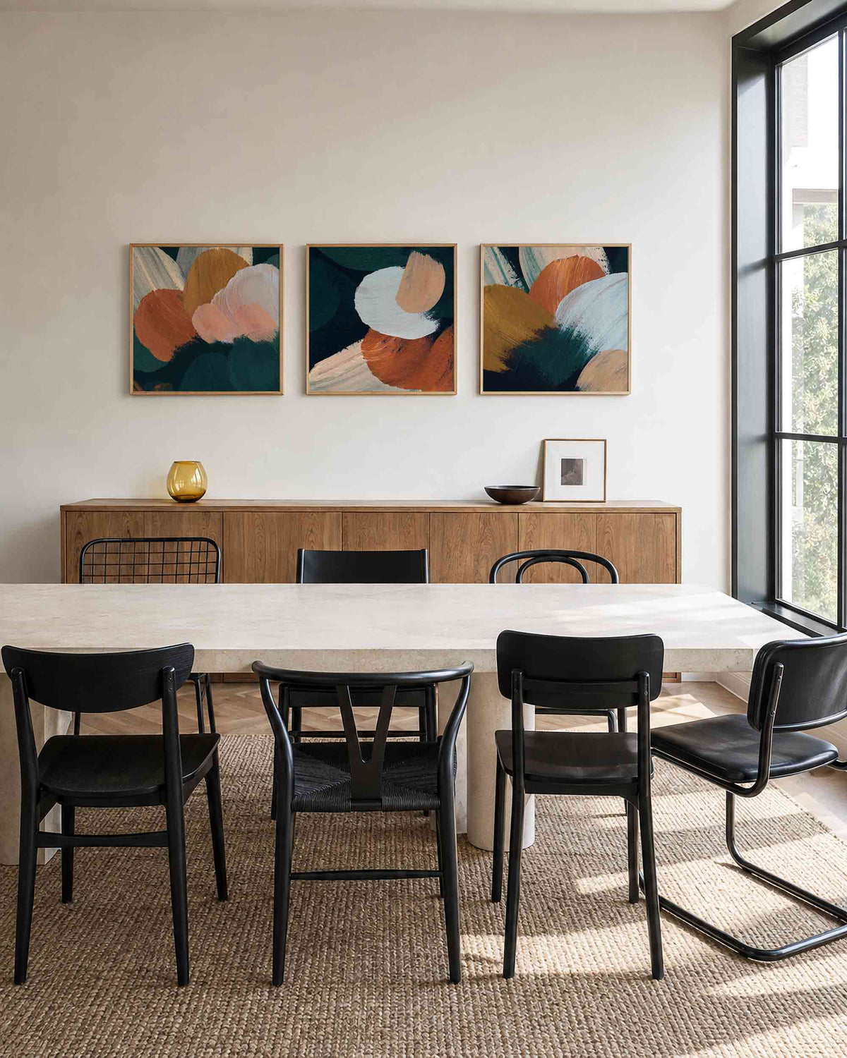 Interieurpresentatie van een driedelige vierkante posterset met abstracte penseelstreken