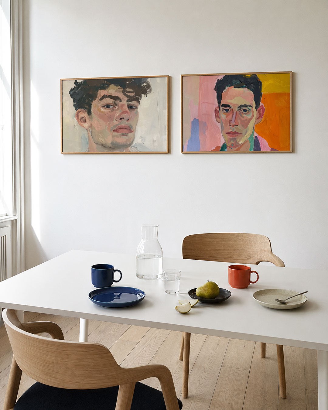 Interieurpresentatie van twee posters met een portret met vloeiende penseelstreken en zachte kleuren
