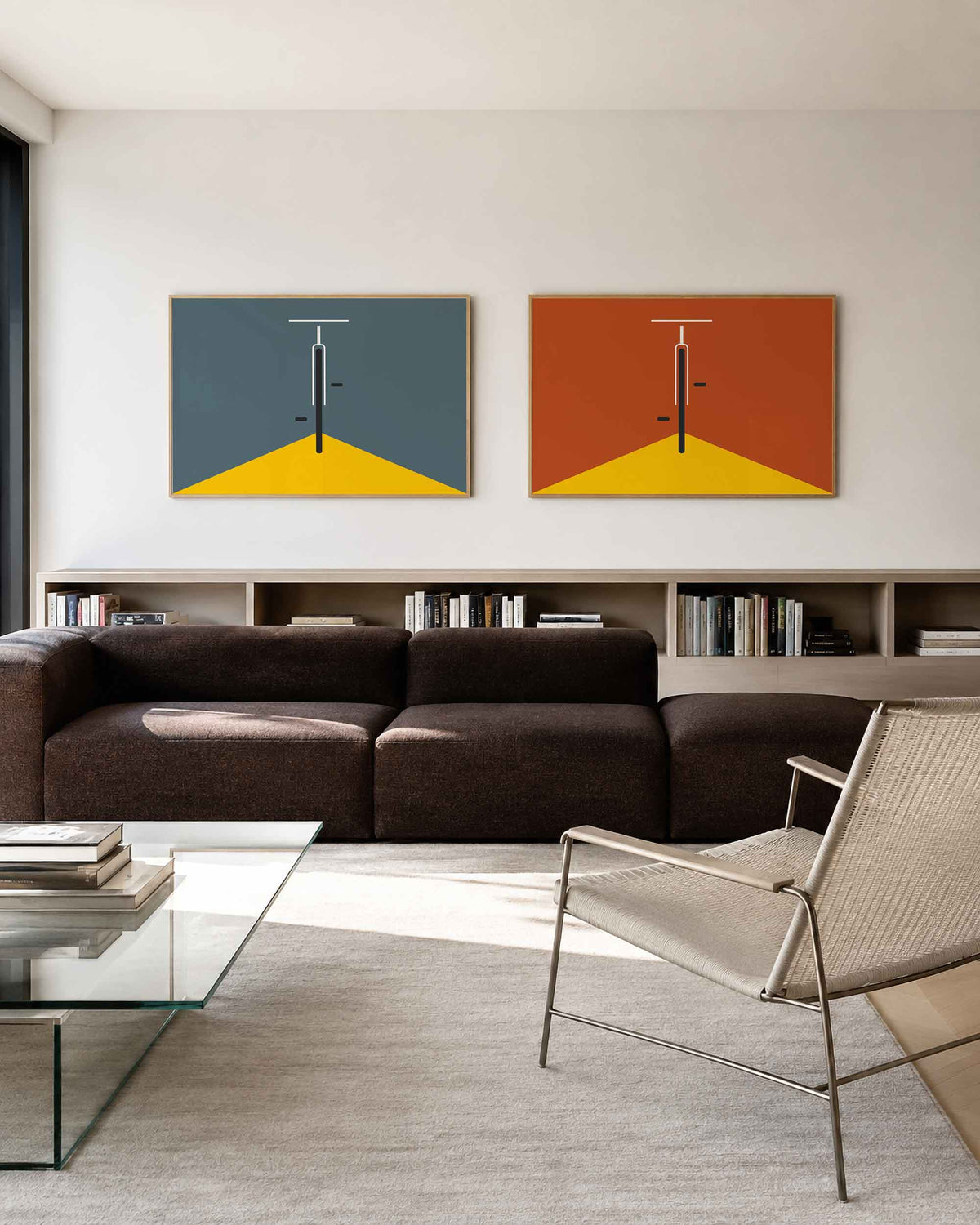 Interieurmockup van tweedelige landscape-posterset met grafische deur in twee kleuren