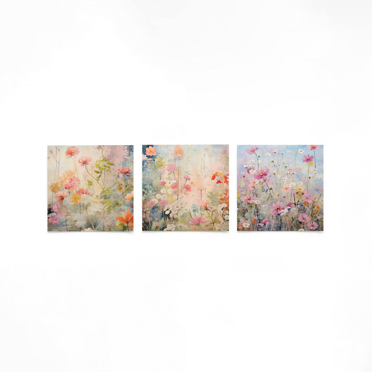 Drie vierkante posters met pastelkleurige bloemen op een gebroken witte achtergrond