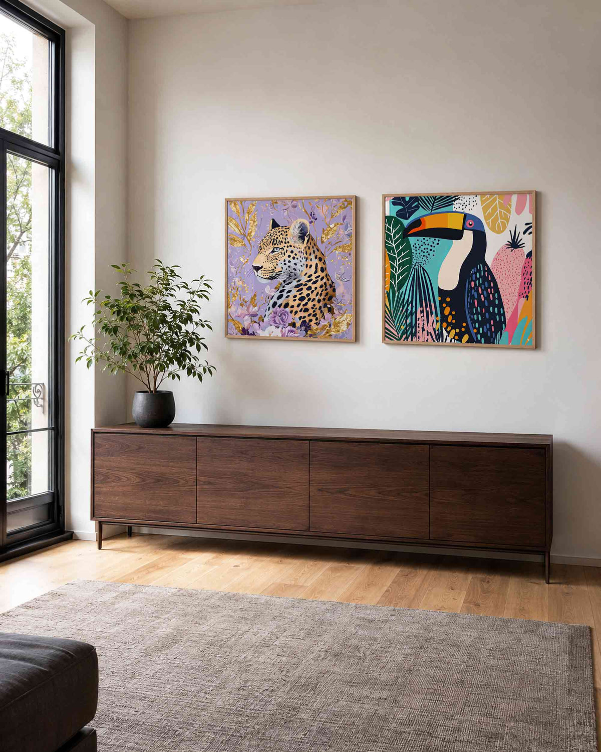 Interieurpresentatie van een tweedelige vierkante posterset met luipaard en toekan