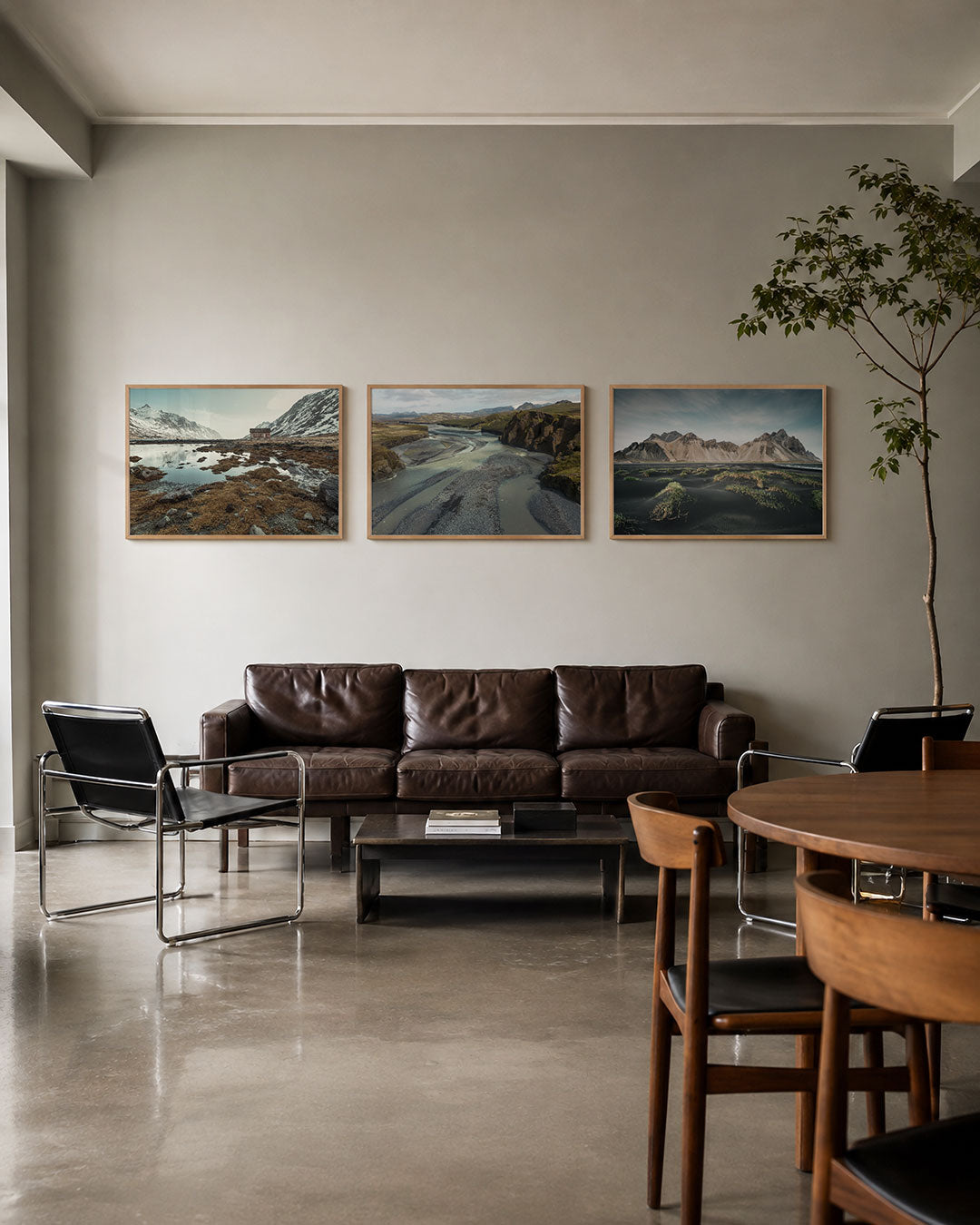 Interieur met liggend fotografisch drieluik ruige berglandschappen – Gerald Emming